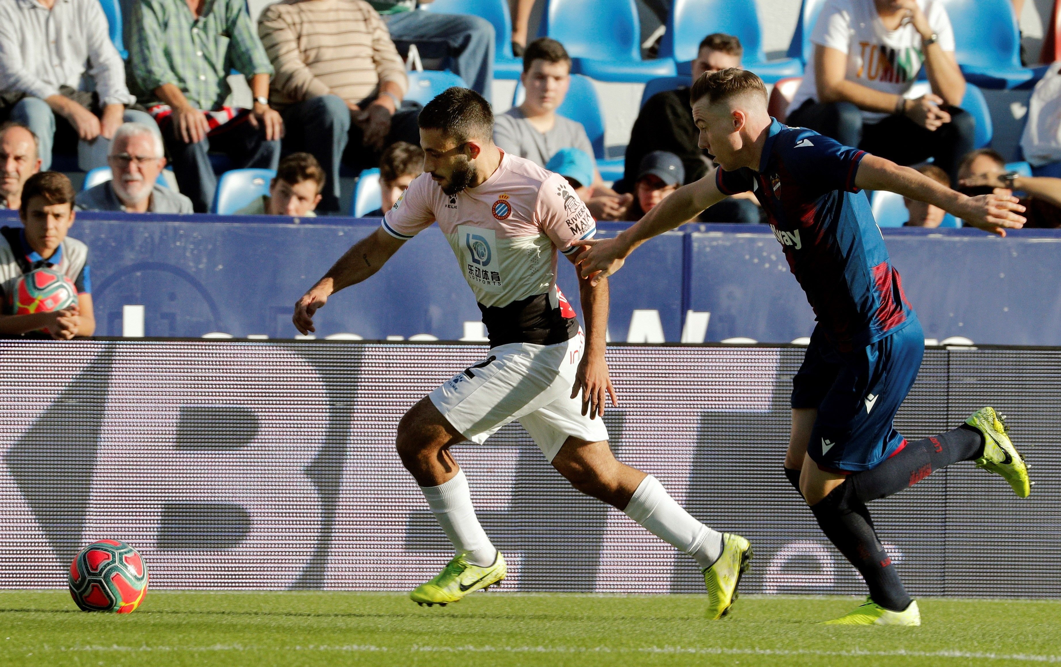 El Espanyol gana en casa del Levante y ya no es colista