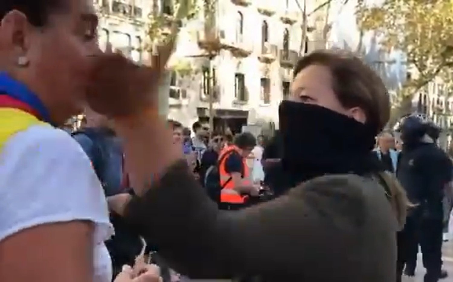 VÍDEO | La agresión de una encapuchada españolista en la Rambla