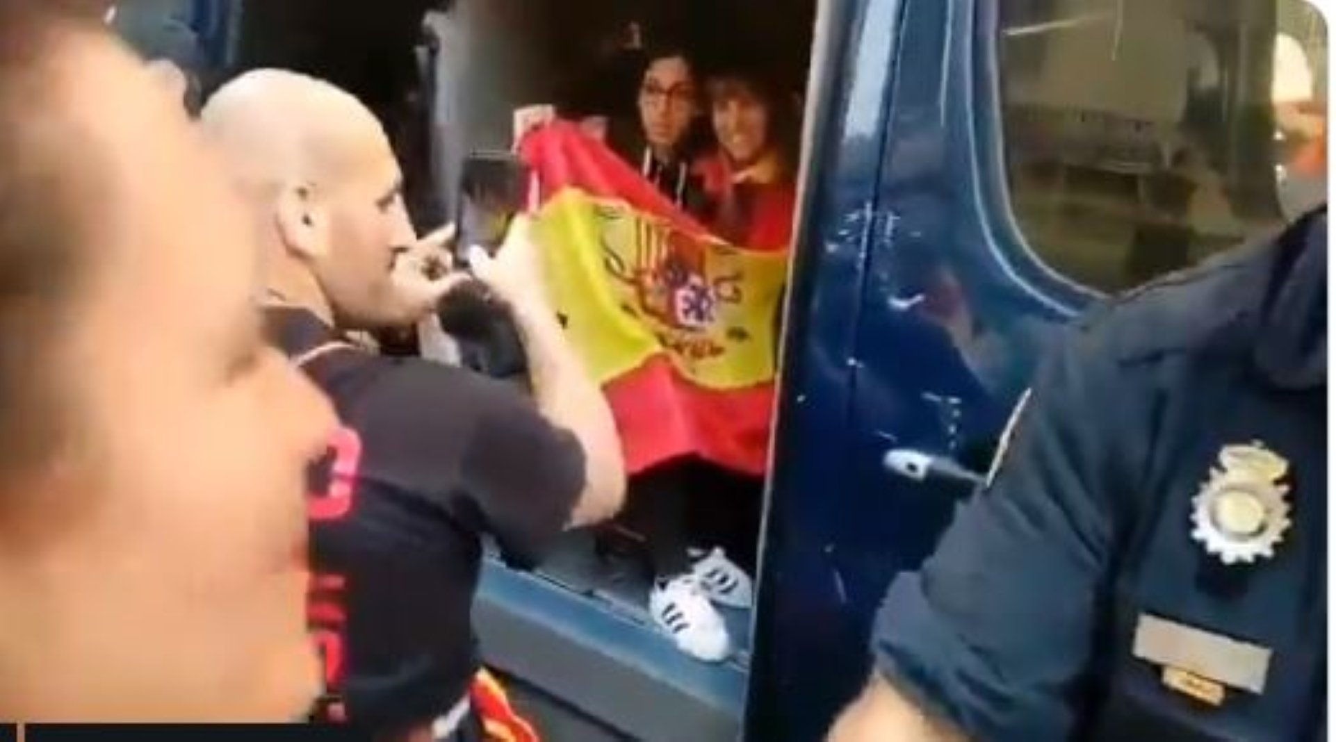 VÍDEO: Les furgonetes de la Policia Nacional, convertides en un fotomaton espanyolista