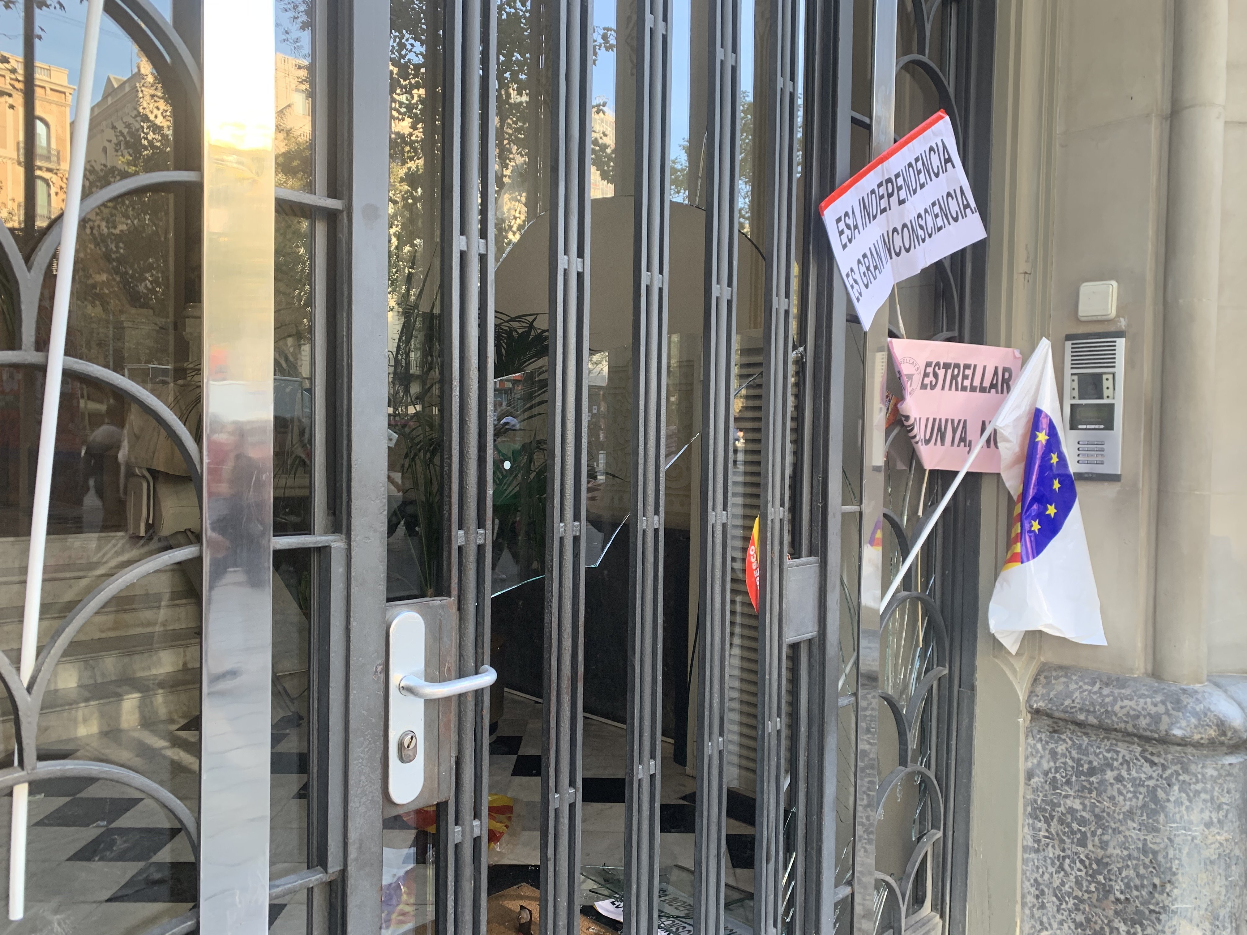 Acusen un veí de tirar aigua als manifestants unionistes i li destrossen el portal