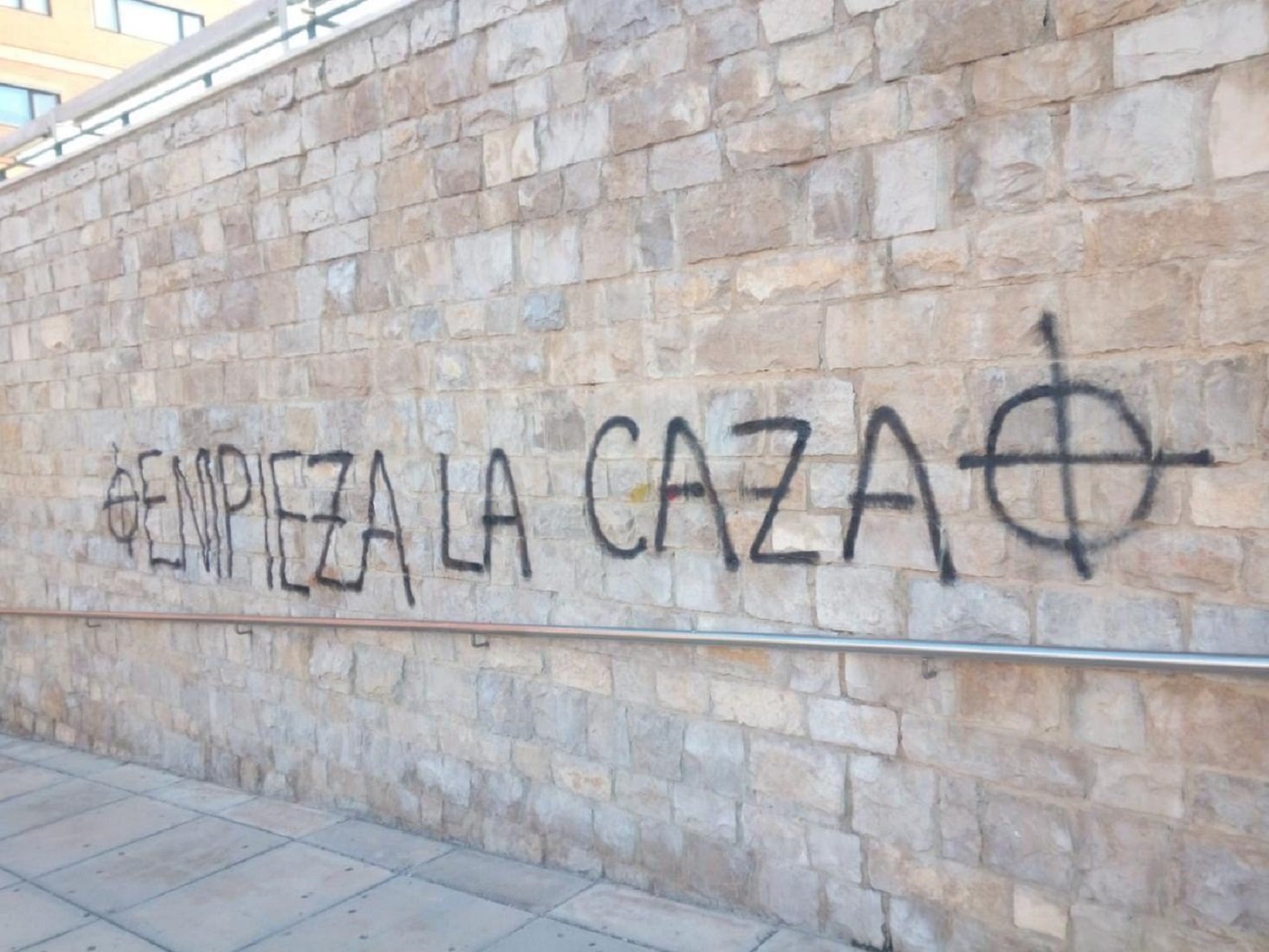 pintada ultra nazi universitat Tardà valència EN