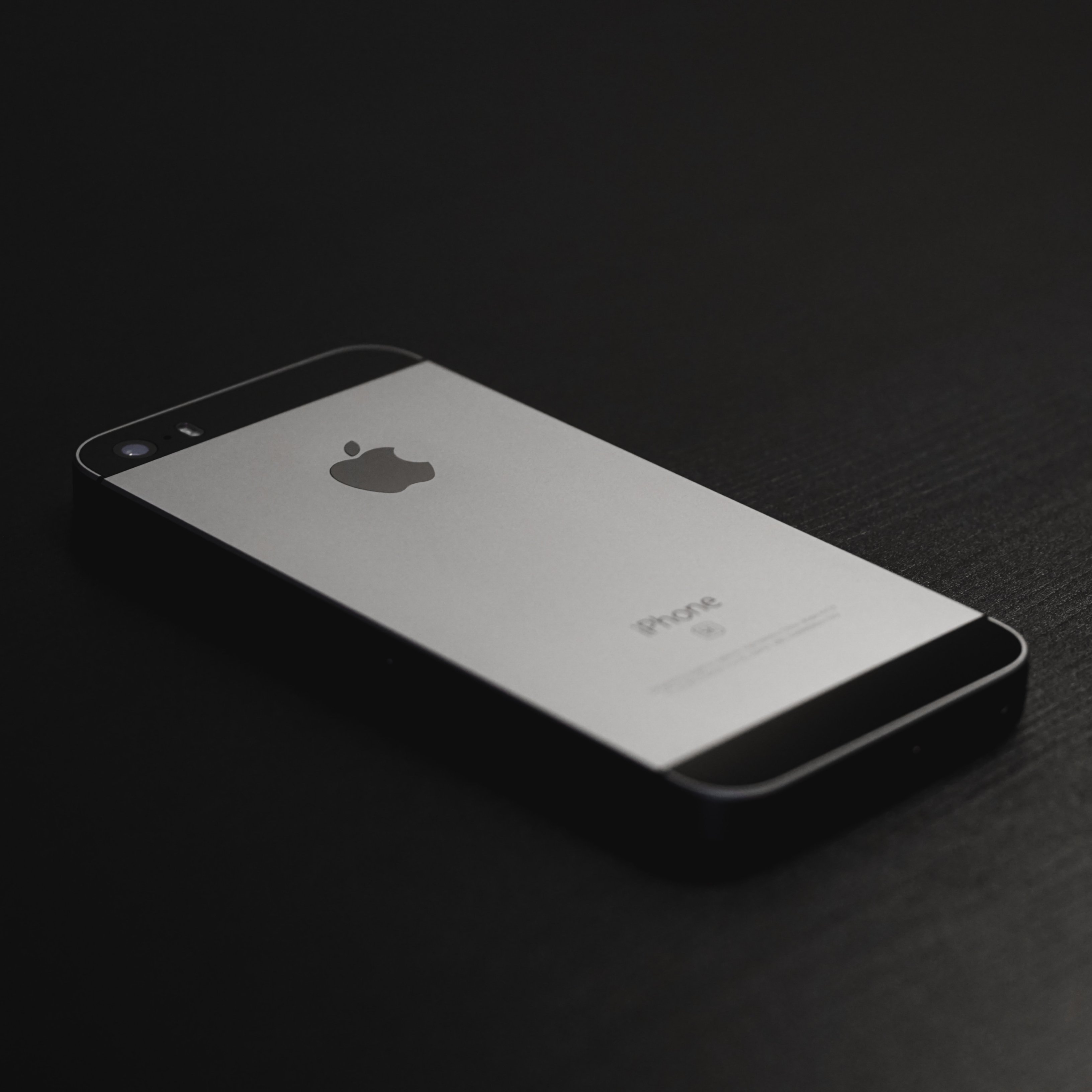 Si tens aquest iPhone, Apple t'urgeix a actualitzar com més aviat millor el sistema operatiu