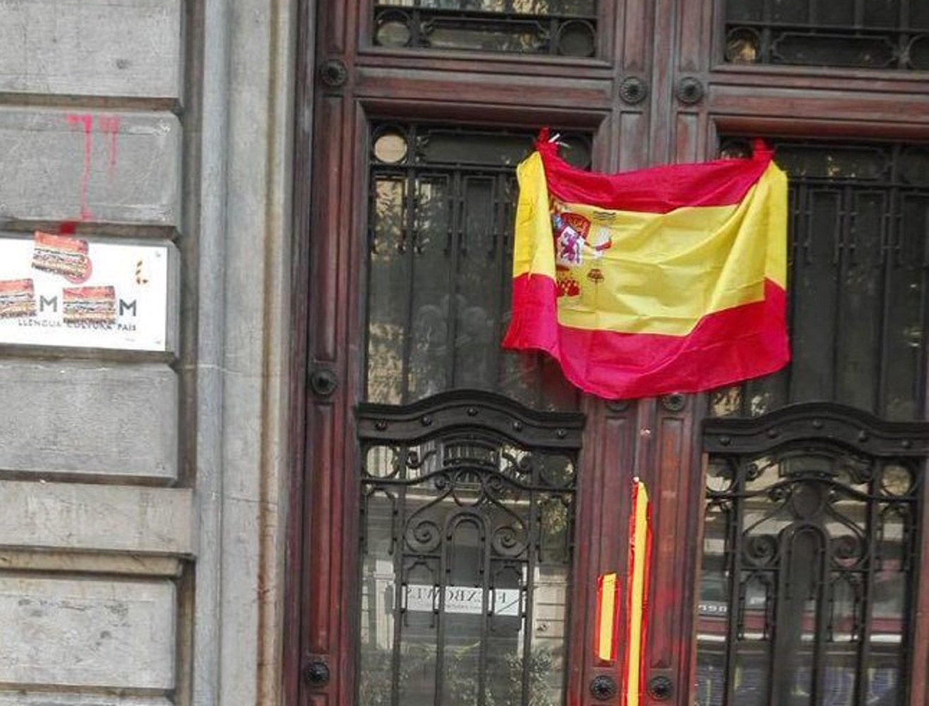 Òmnium denuncia un ataque españolista en su sede