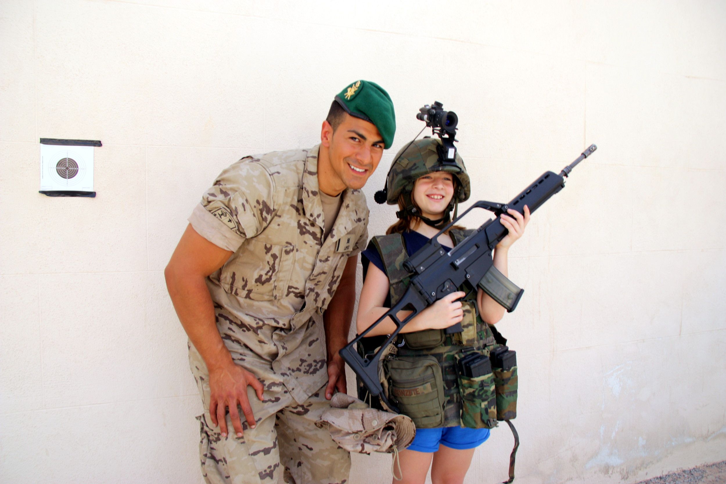 Militars i policies es bolquen en una festa per a nens a Montjuïc