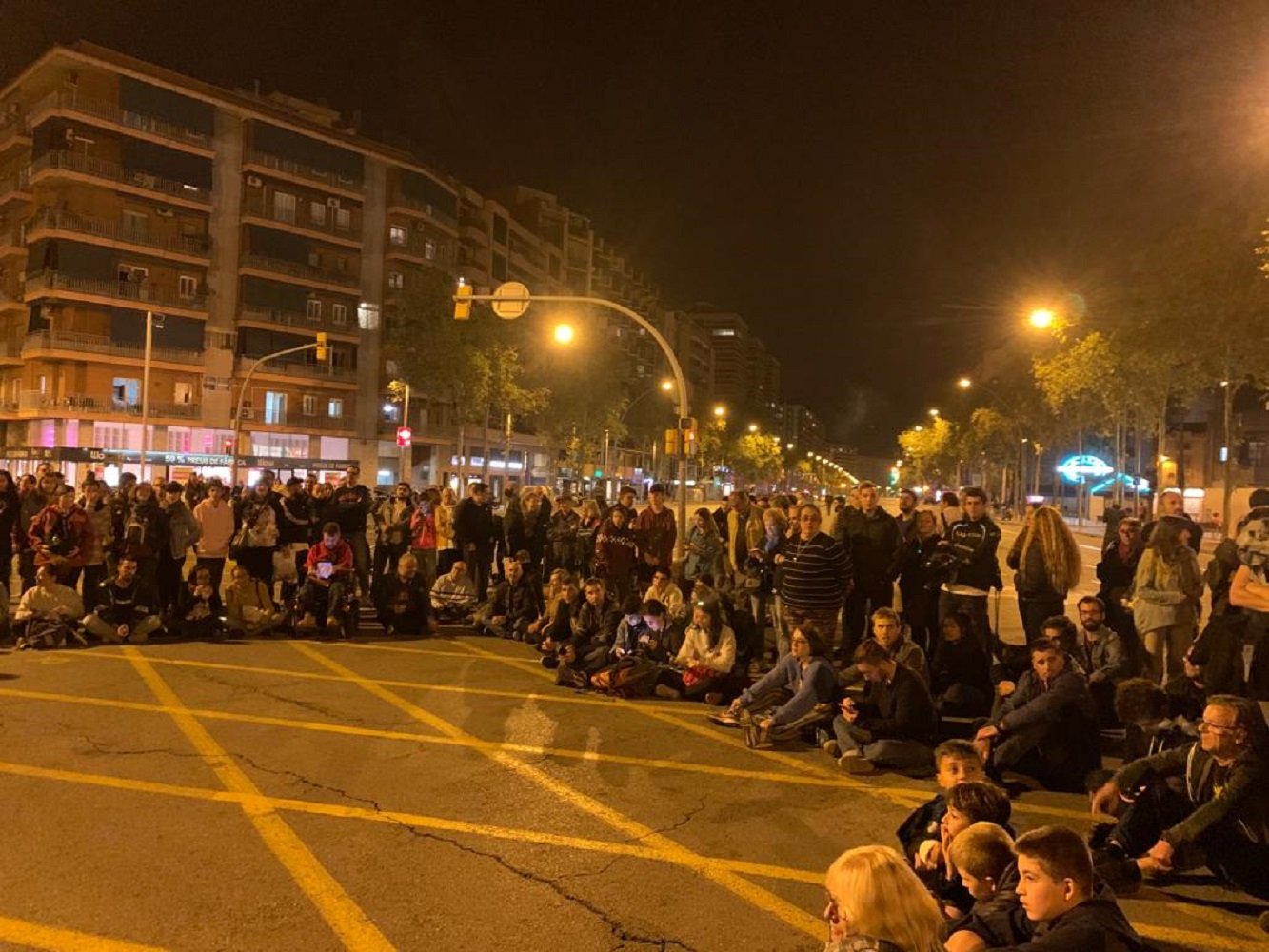 Desenes de persones tallen la Meridiana de Barcelona