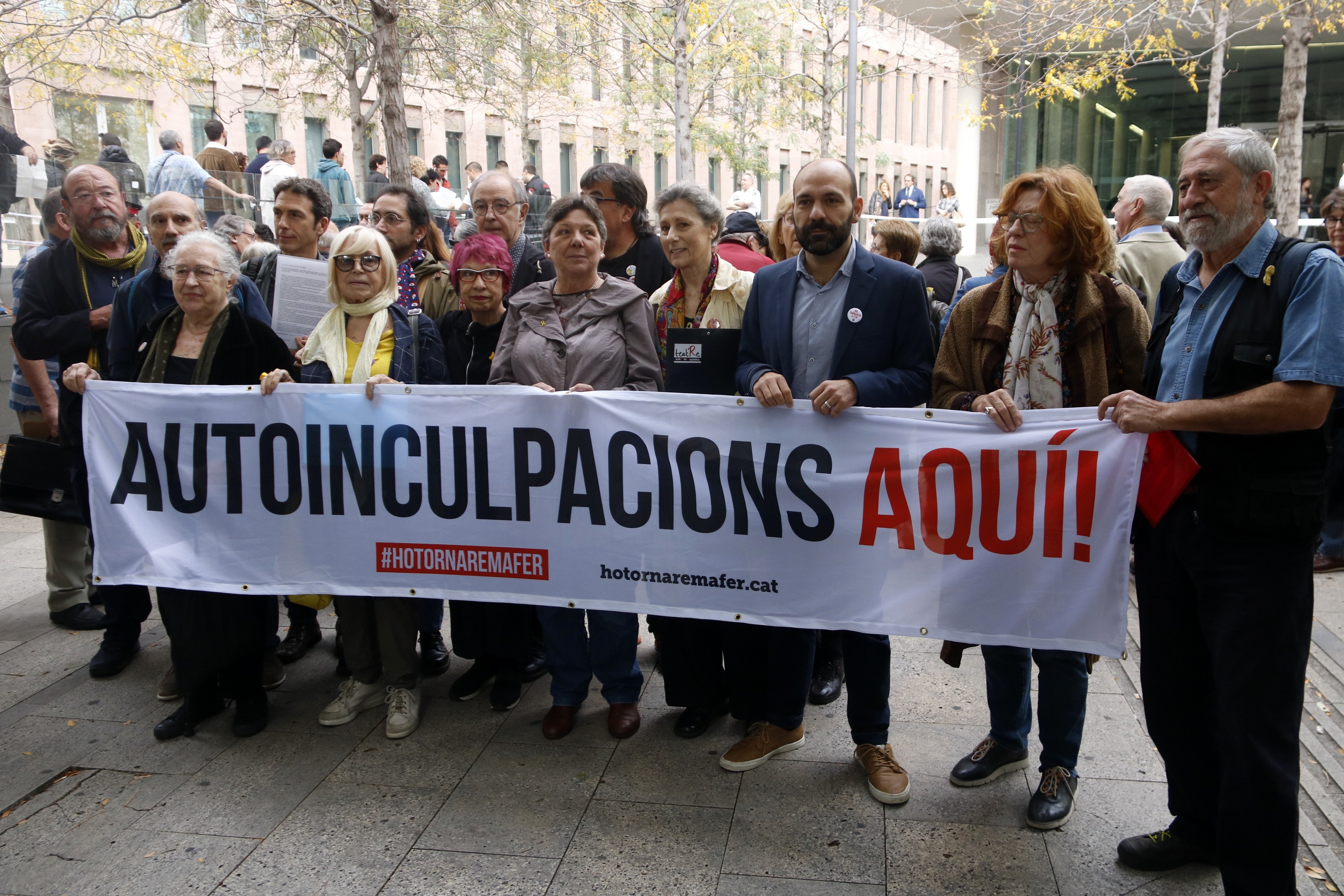 A massive Catalan "me too": hundreds queue at courts to confess to sedition