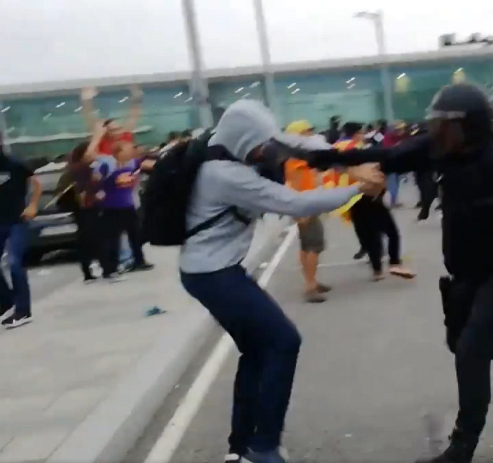 VÍDEO | El terrorífic cop de porra al cap d'un policia espanyol a un jove