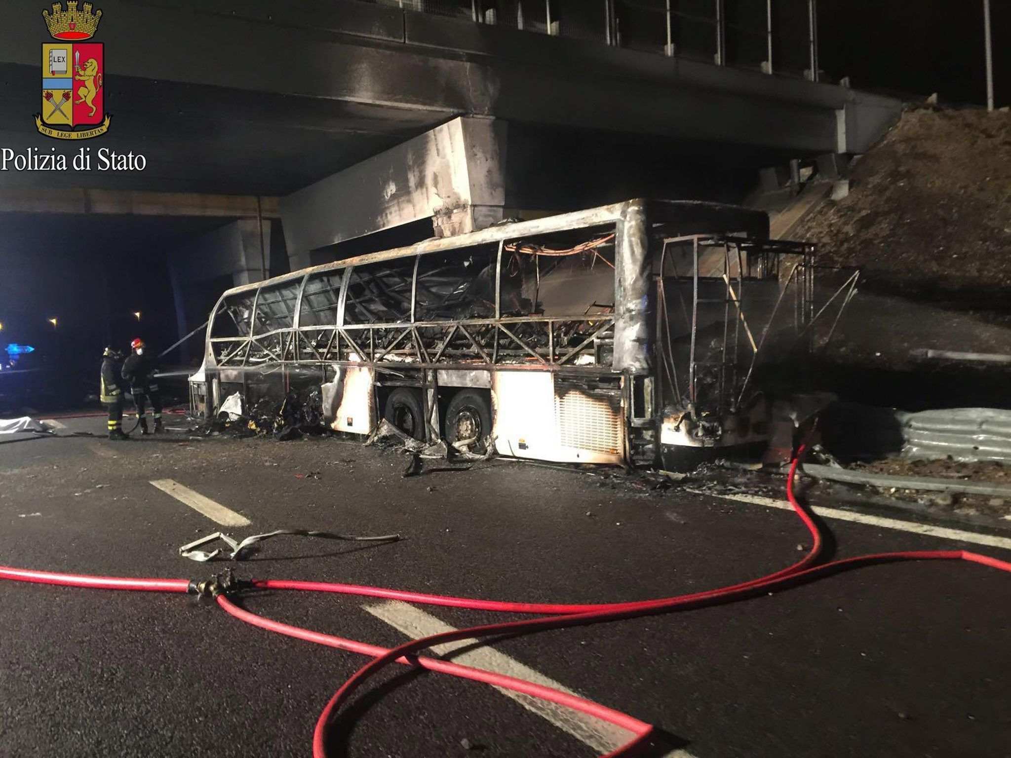 Al menos 16 muertos en accidente de autobús con jóvenes en Italia