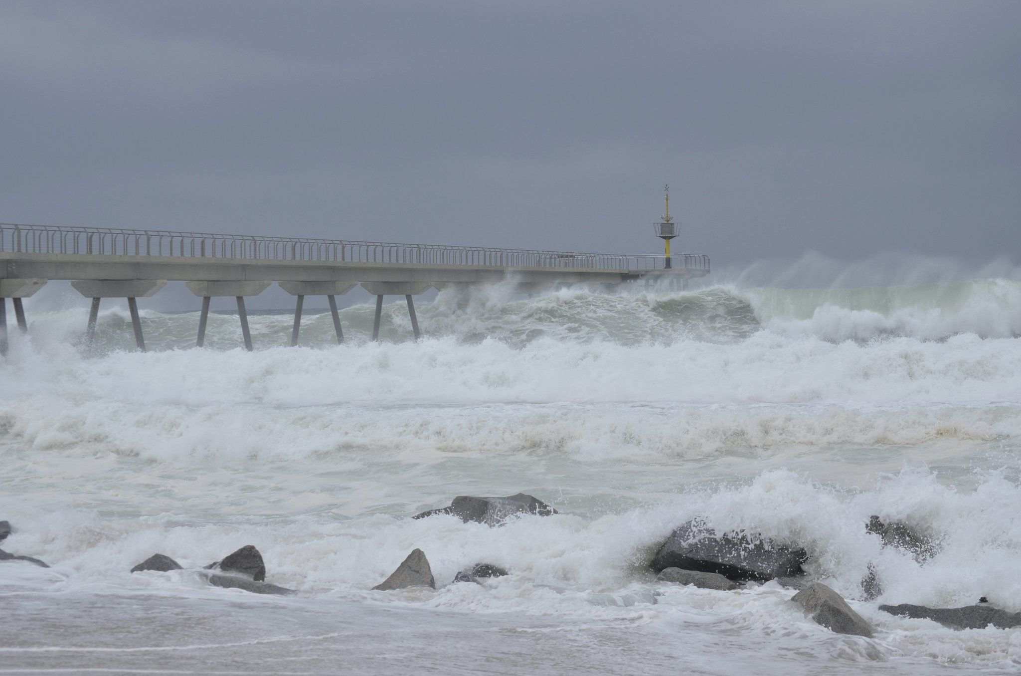 Más de 220 llamadas al 112 por el fuerte temporal de viento y oleaje