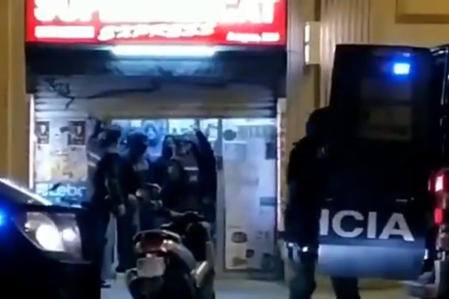 Polis encapuchados supermercado BCN @torrents d