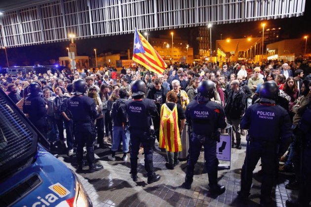EL NACIONAL mossos brimo estacio sants manifestacio cdr - sergi alcazar EL NACIONAL mossos brimo estacio sants manifestacio cdr - sergi alcazar