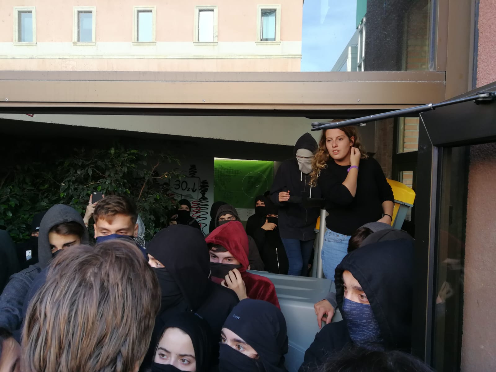 Tensió entre els estudiants de la Pompeu en vaga i els que volen fer classe
