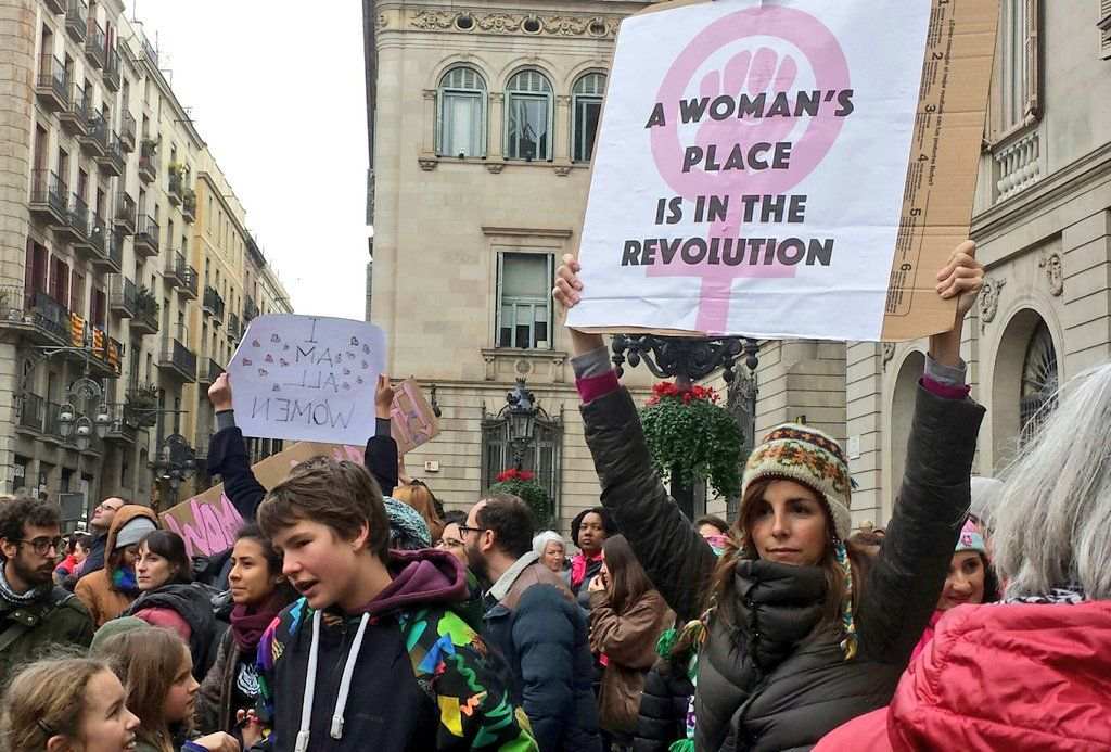 Centenars de dones es manifesten a Barcelona contra la presidència de Trump