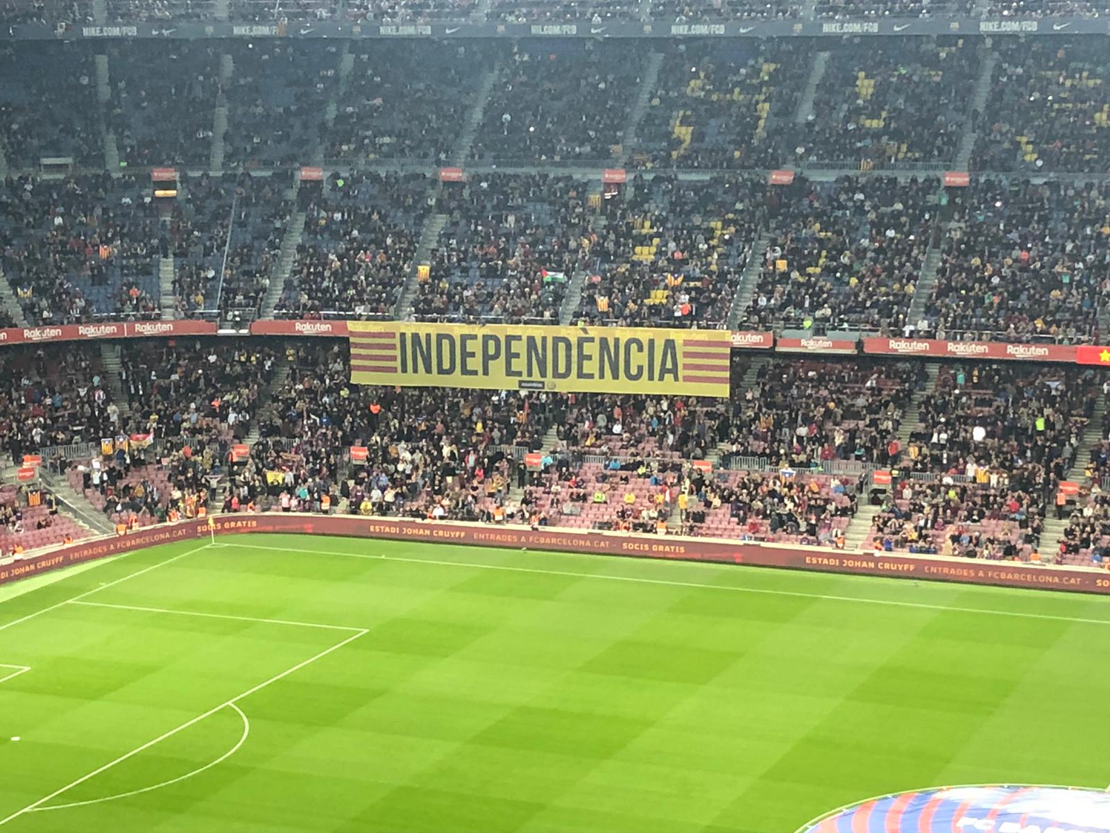 El Camp Nou no perdona la sentencia: "Independencia y libertad"