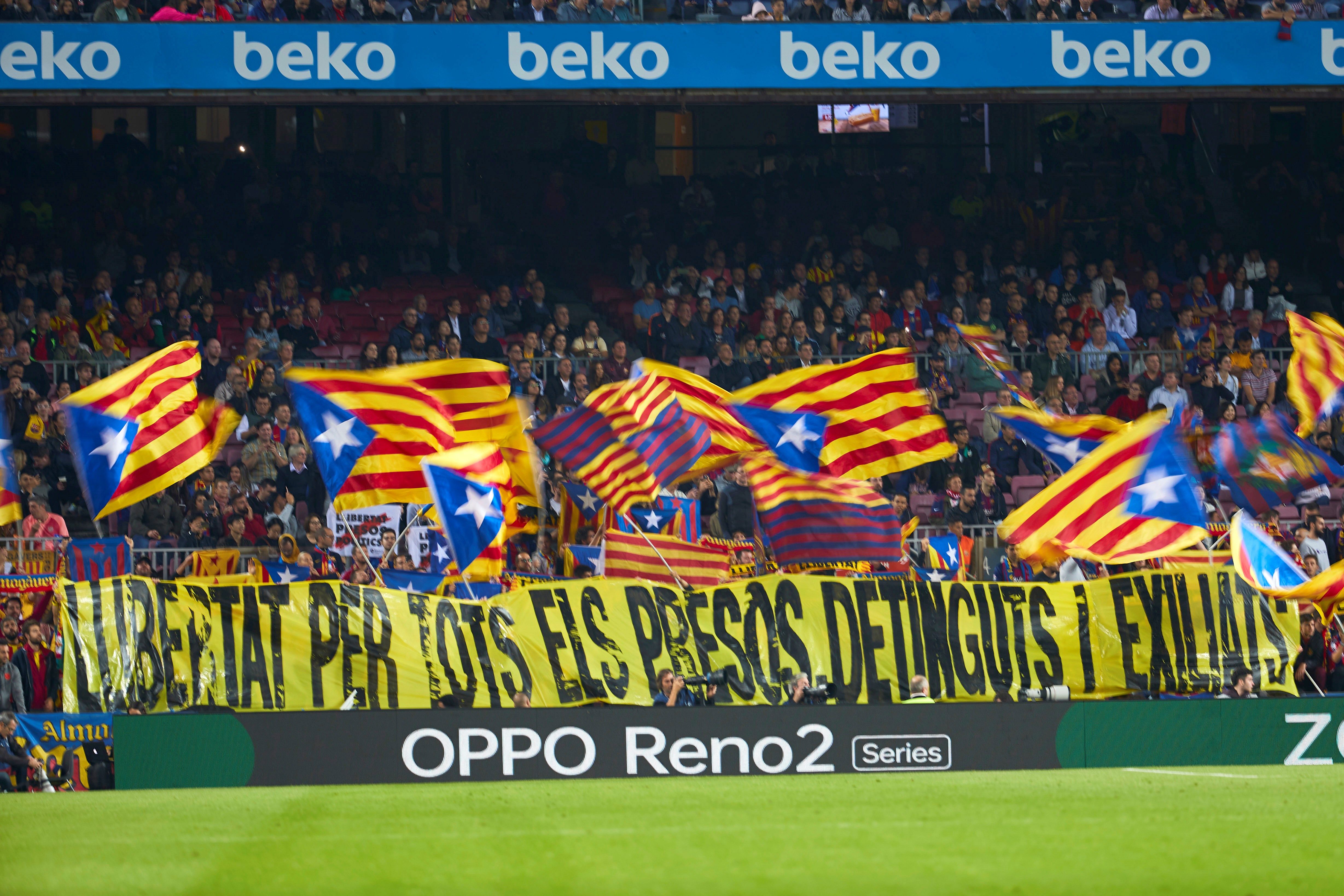 Aficionados del Barça denuncian que les han requisado pancartas