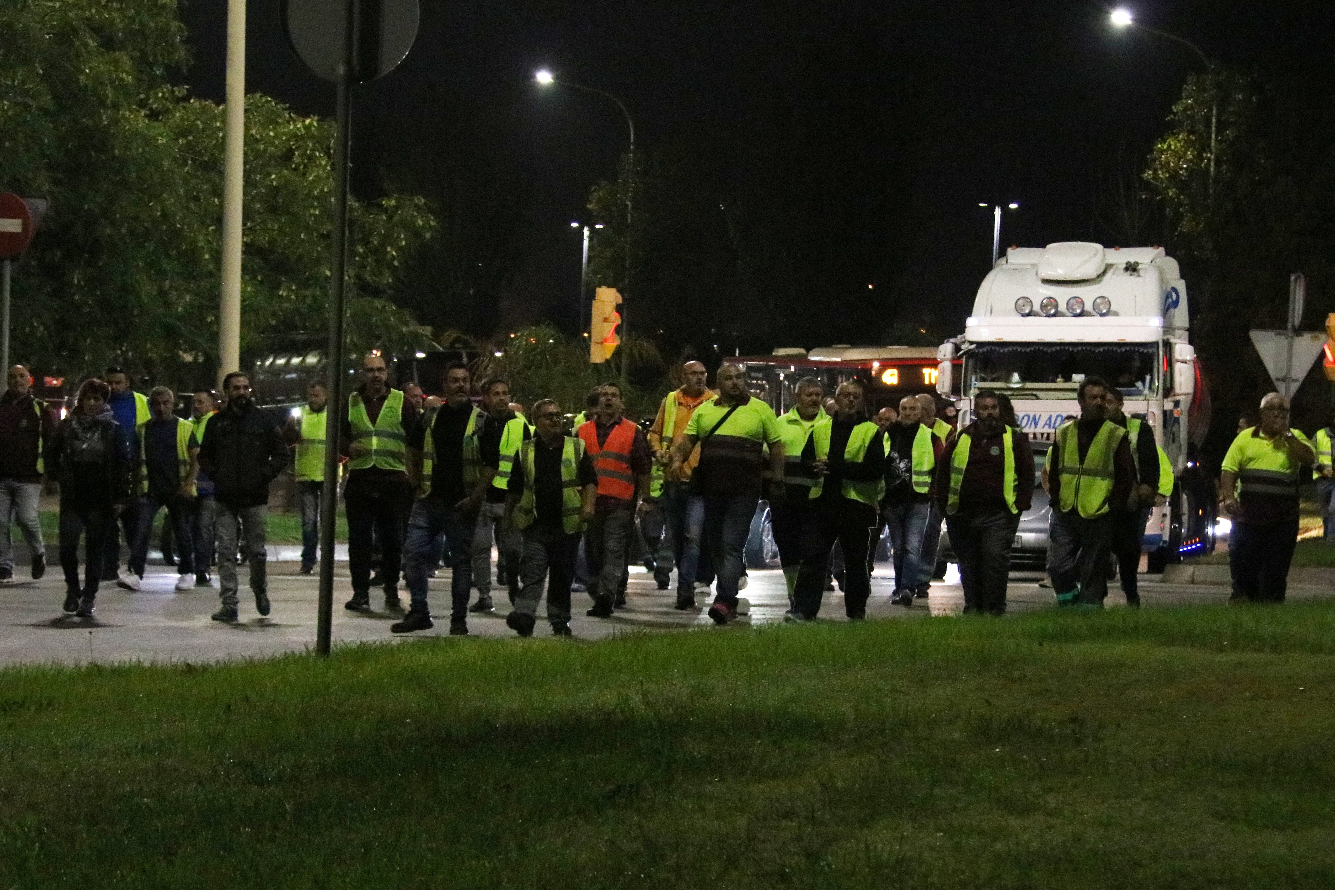 Transportistes en vaga bloquegen les entrades al port de Barcelona