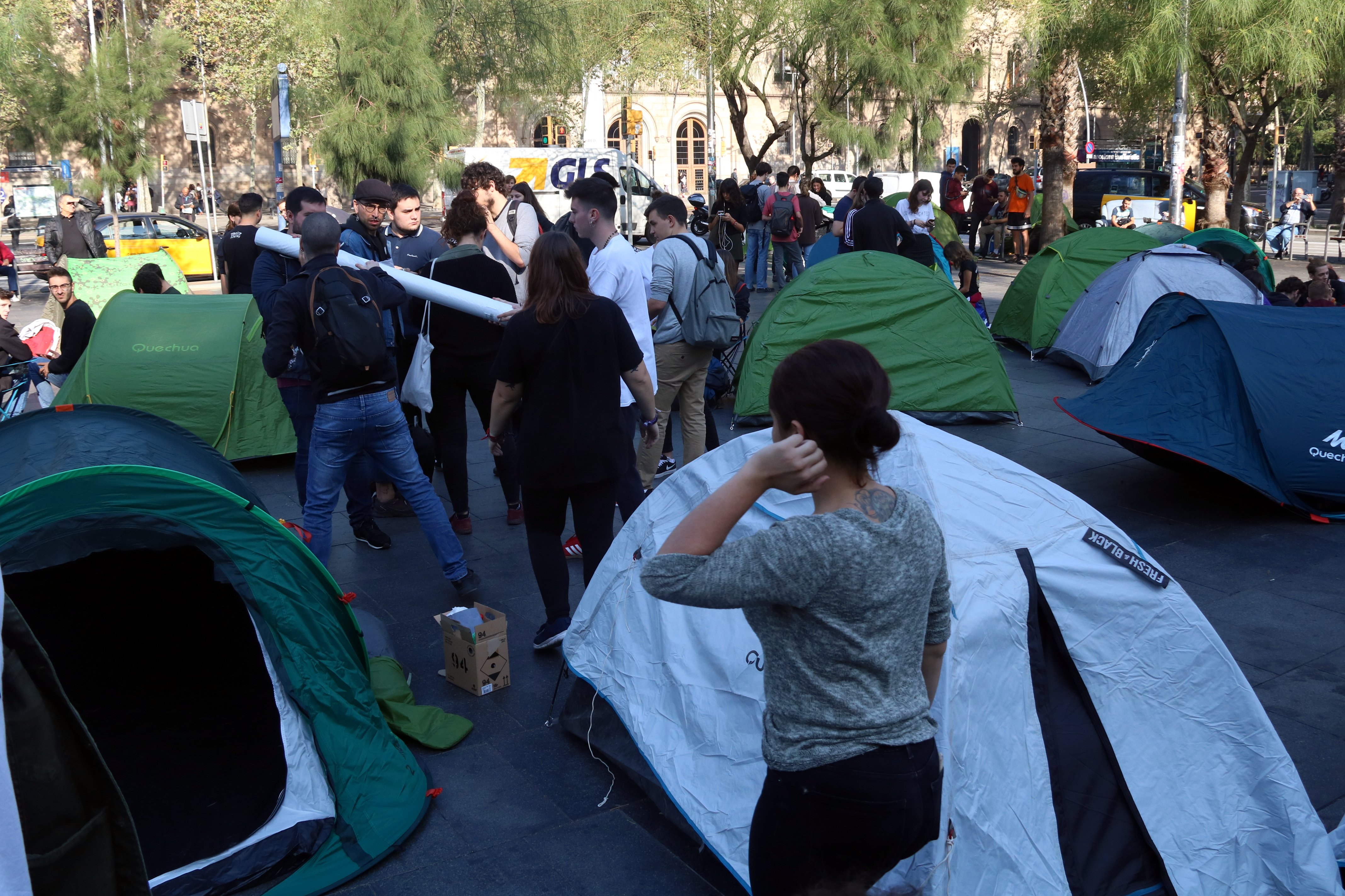 Centenars de joves acampen a plaça Universitat contra la sentència