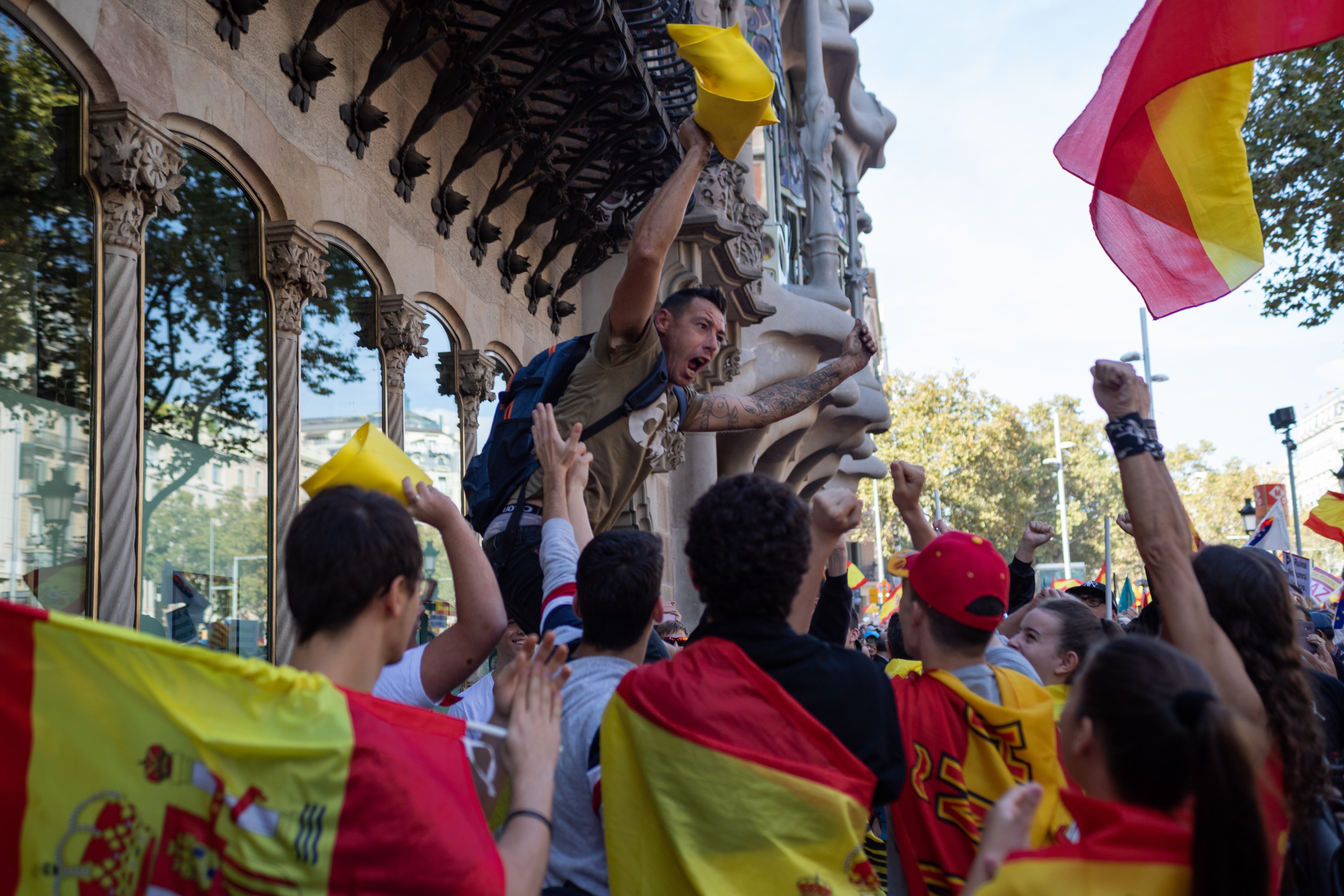 El unionismo pide prisión para Puigdemont en su manifestación más masiva