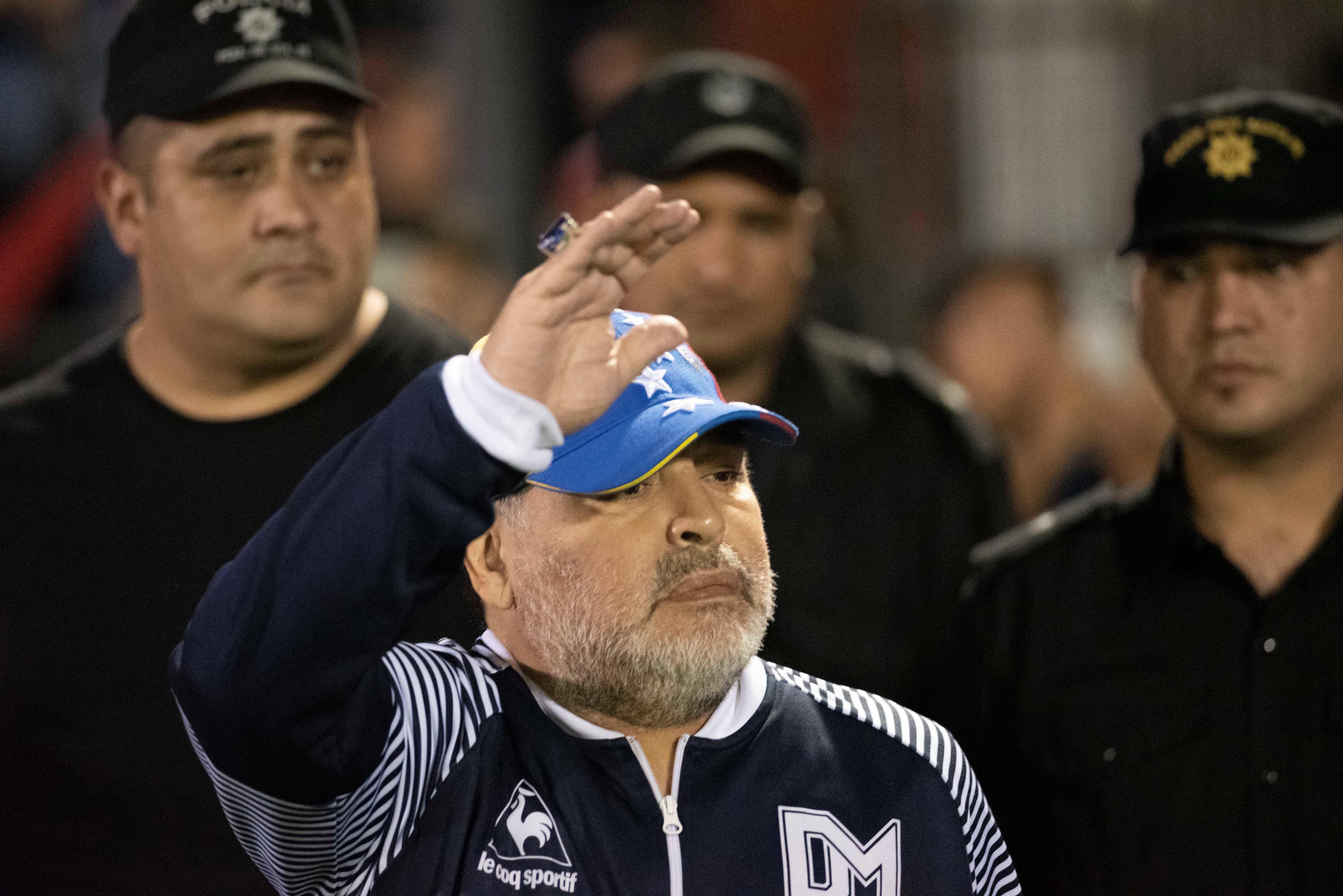 Preparen un tron al rei Maradona i goleja l'exequip de Messi entre plors
