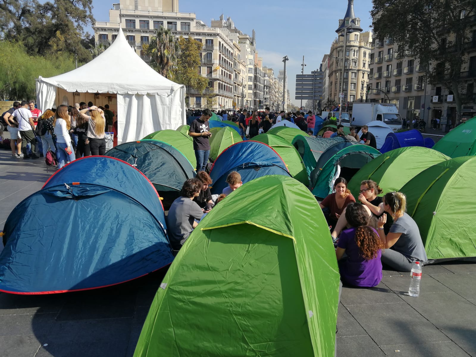 Els acampats de plaça Universitat temen un desallotjament