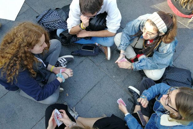 estudiants jugant a cartes el nacional anna solé sans