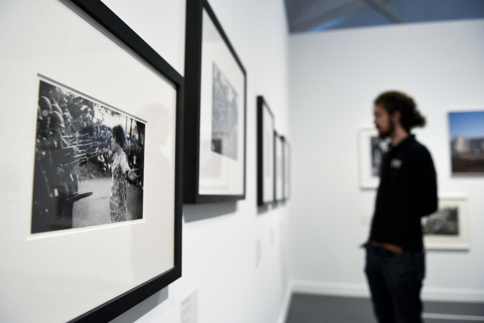 'Cámara y ciudad' en el CaixaForum: ¿qué pretenden los artistas cuando salen a la calle?