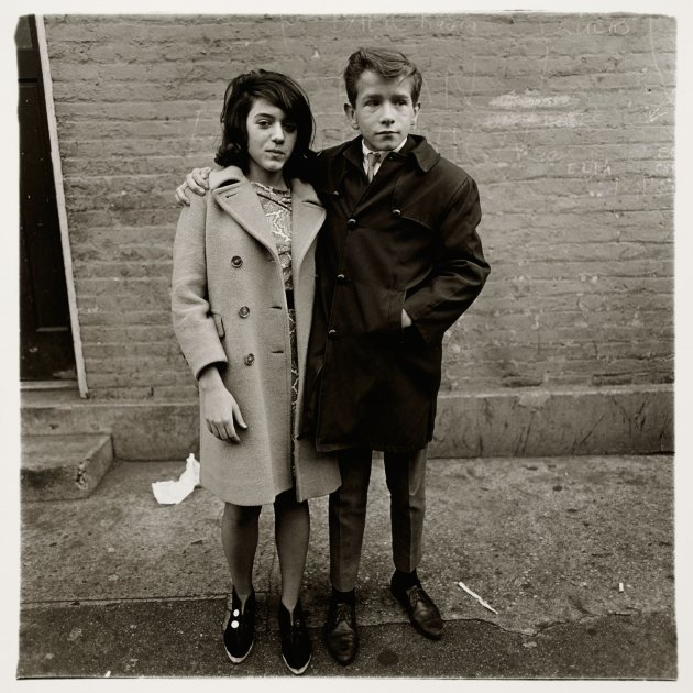 diane arbus y pareja d adolescentes en la calle hudson n y c y 1963 centro pompidou pares musee national d arte moderne