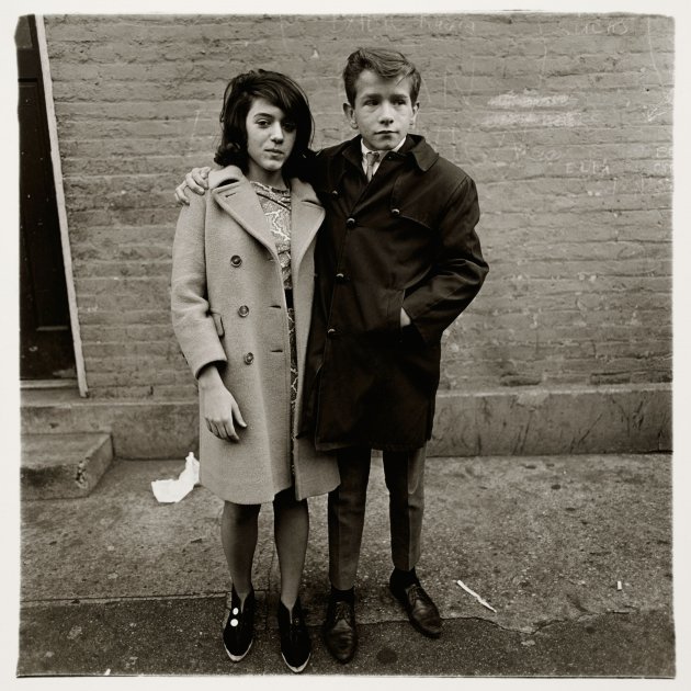 diane arbus i parella d adolescents al carrer hudson n y c i 1963 centre pompidou paris musee national d art moderne