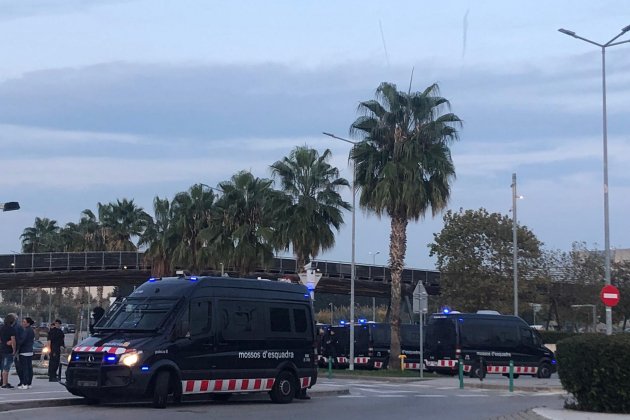 furgonetes mossos acte pedro sanchez viladecans - Marina Fernàndez