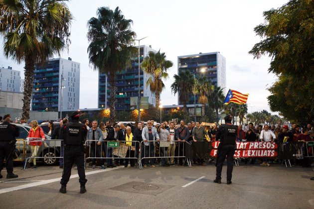 ELNACIONAL manifestacio CDR Viladecans acte Pedro Sánchez - Mireia Comas
