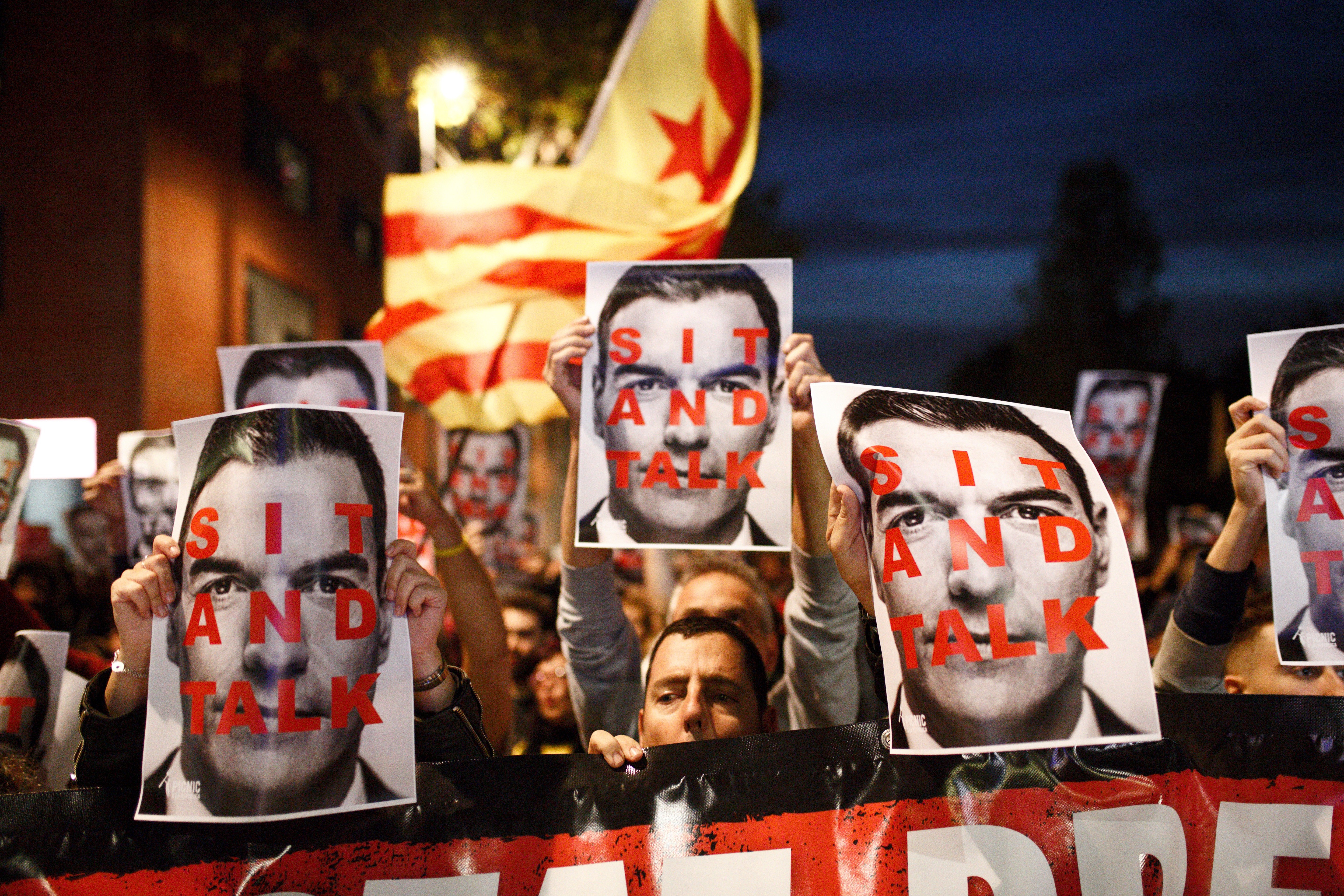 'Sit and talk', la protesta de benvinguda a Sánchez a Viladecans