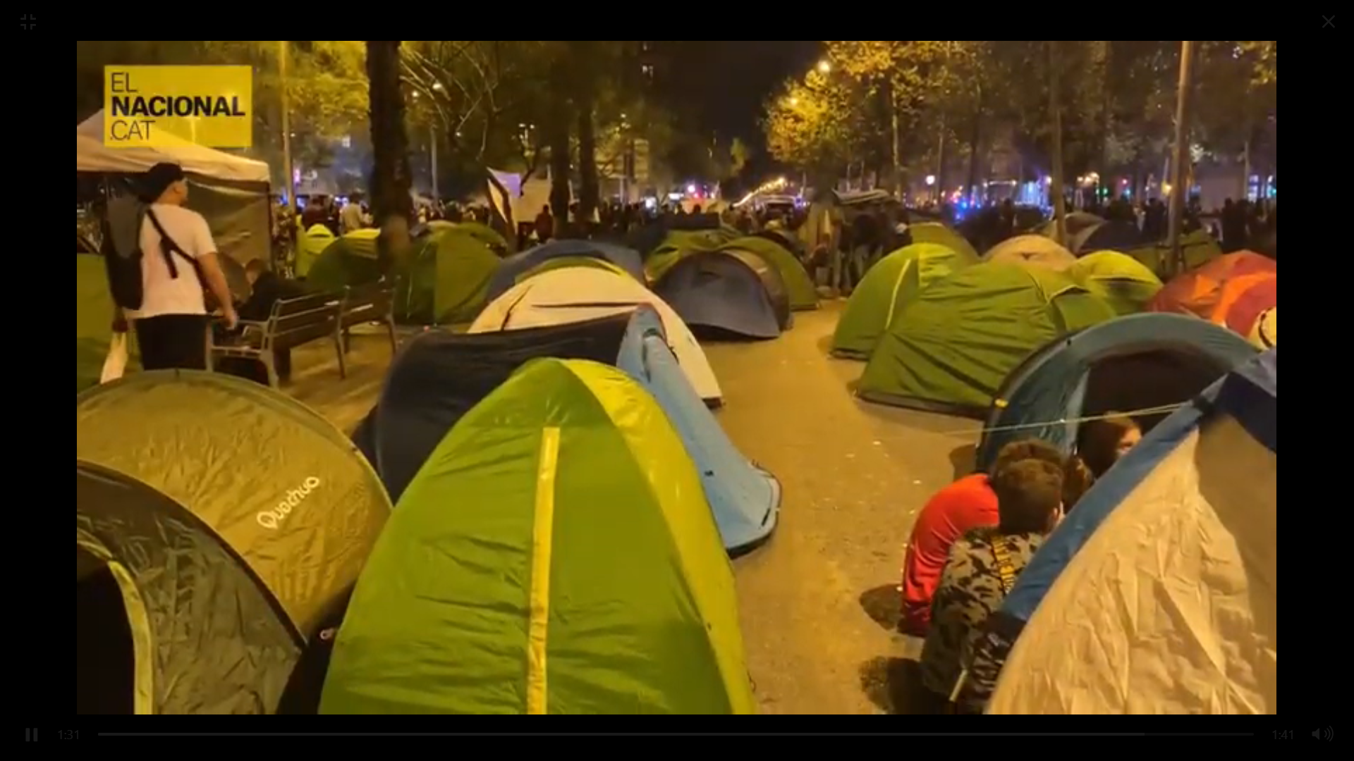 Primera nit d'acampada a plaça Universitat