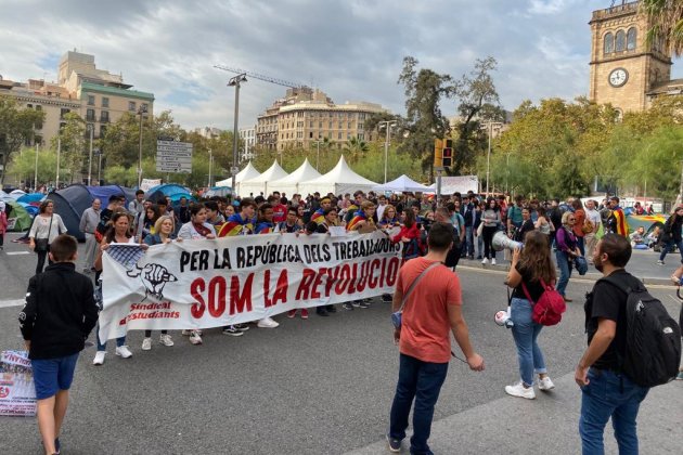 Els estudiants es comencen a concentrar a plaça Universitat