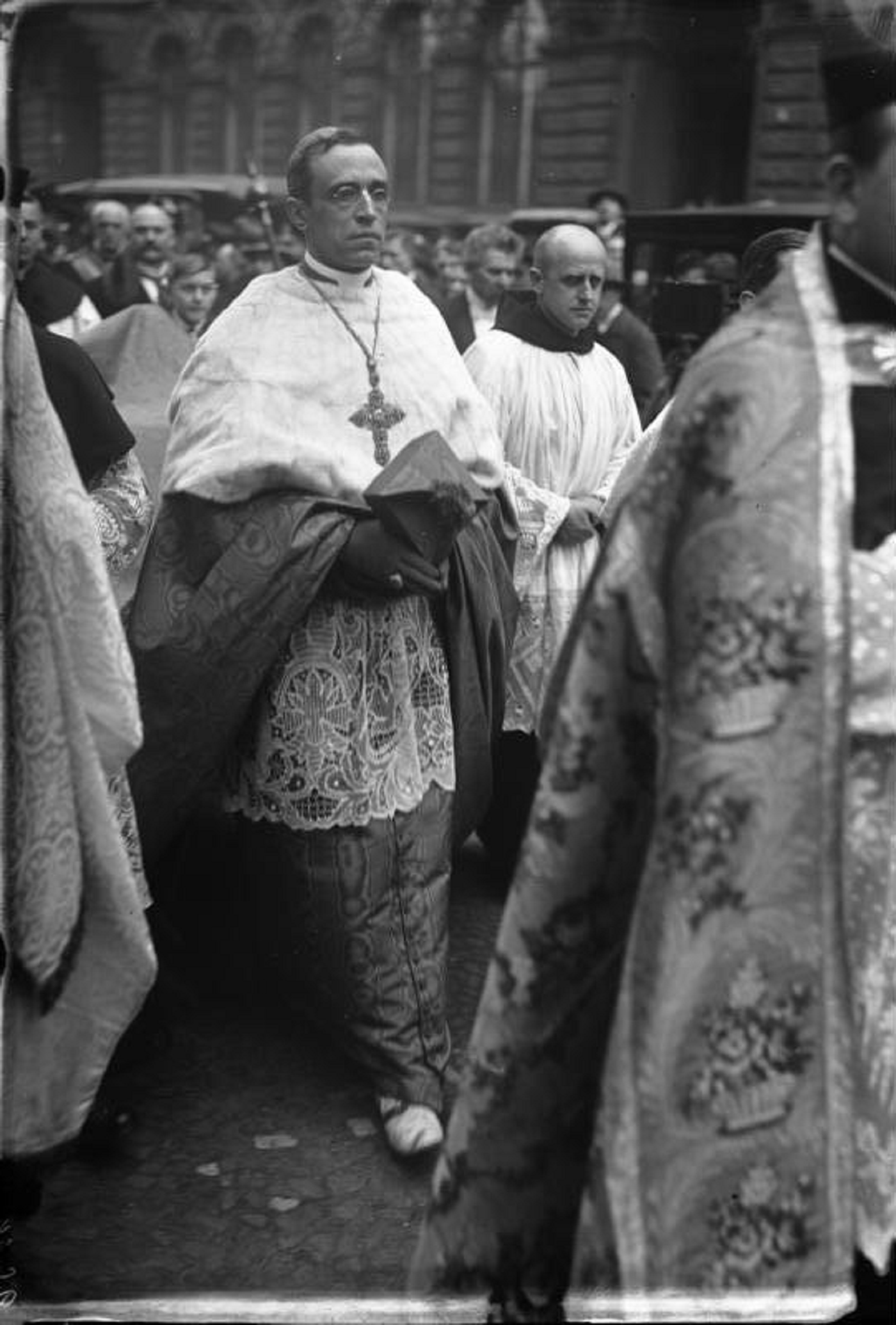 La Generalitat intervenida se entrevista con el cardenal ultra Pacelli