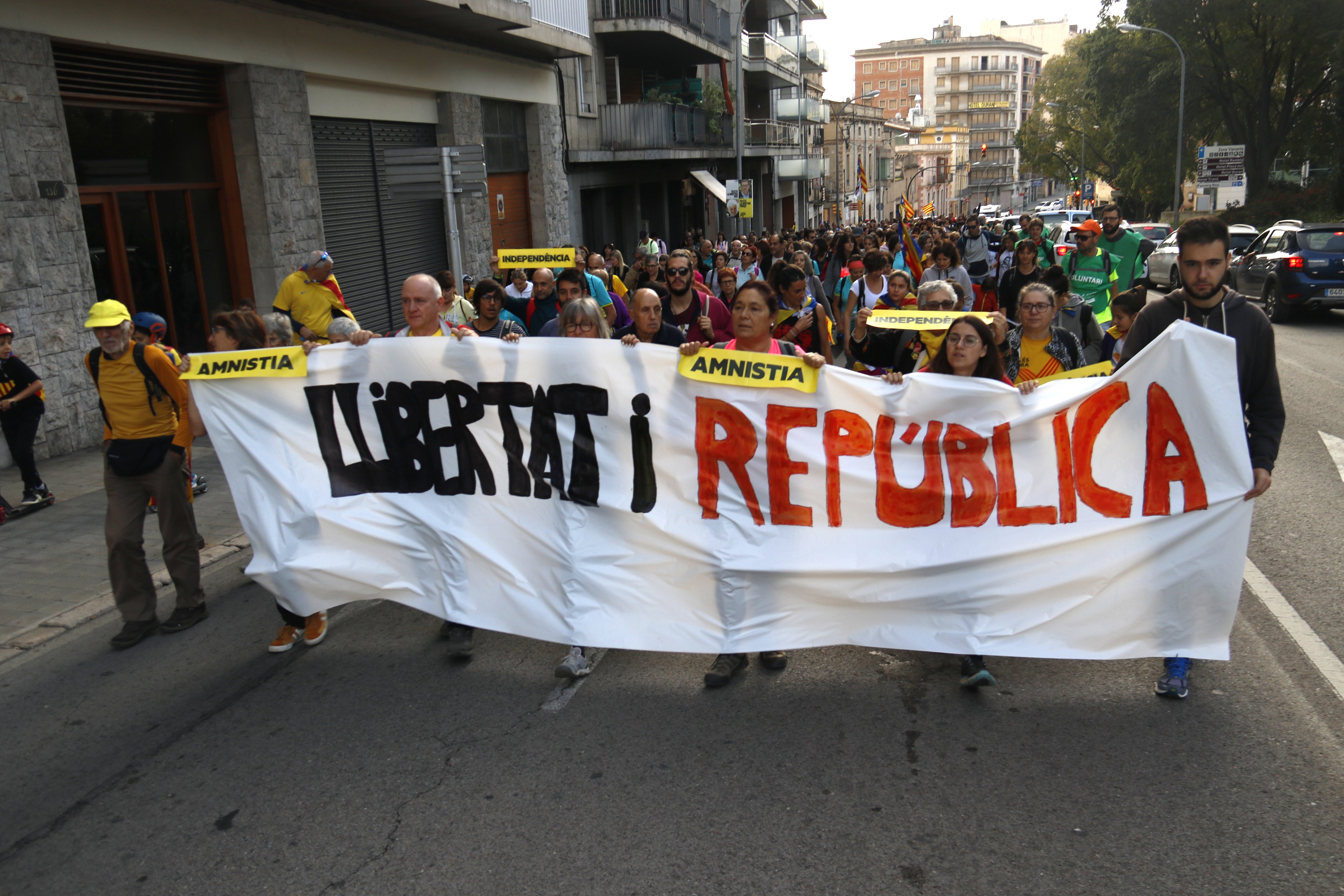 300 persones participen en una marxa per la llibertat de Figueres al Puig de les Basses