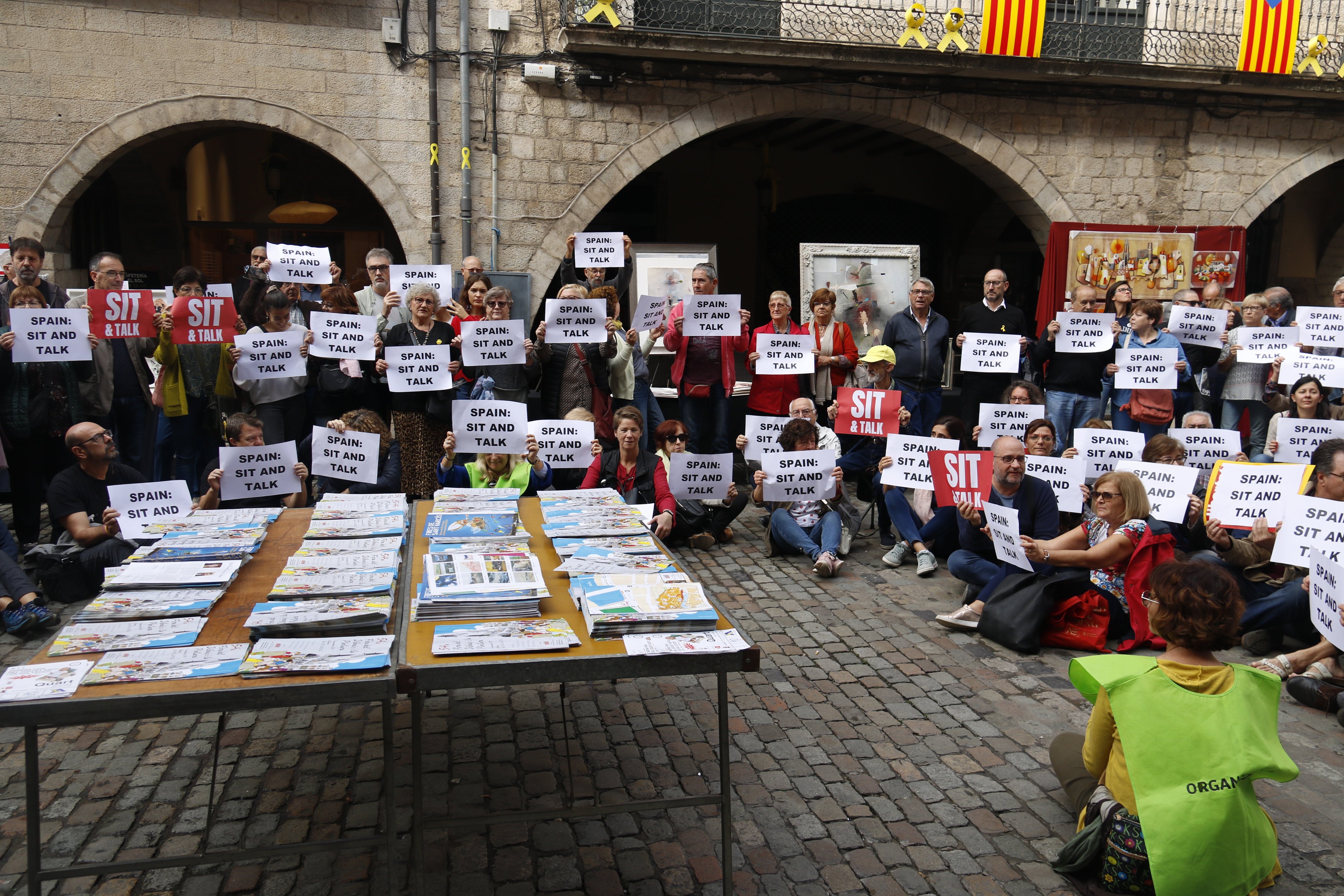 Una sentada en cinco puntos de Girona reclama al Estado que dialogue