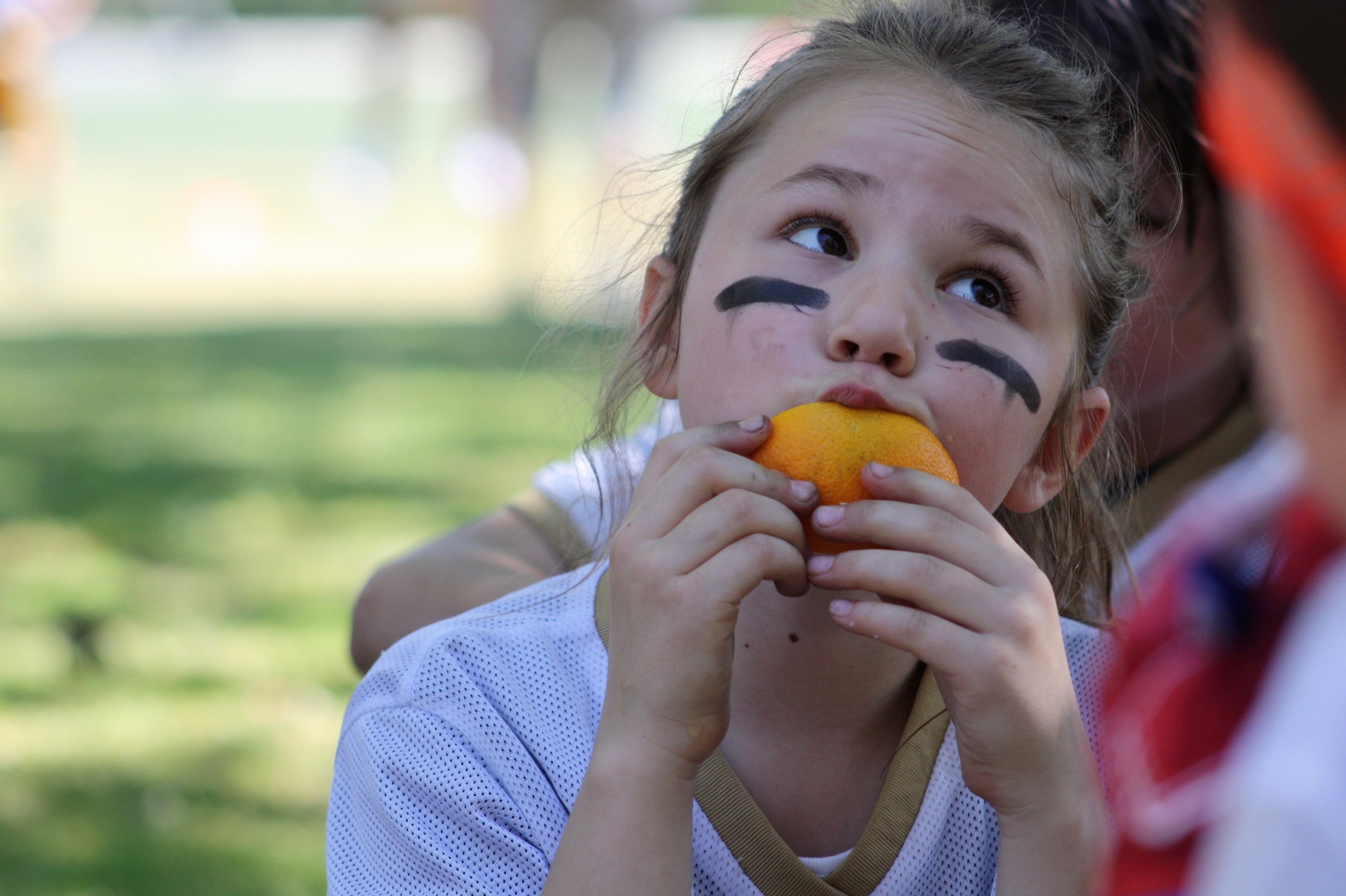 Comiendo naranja
