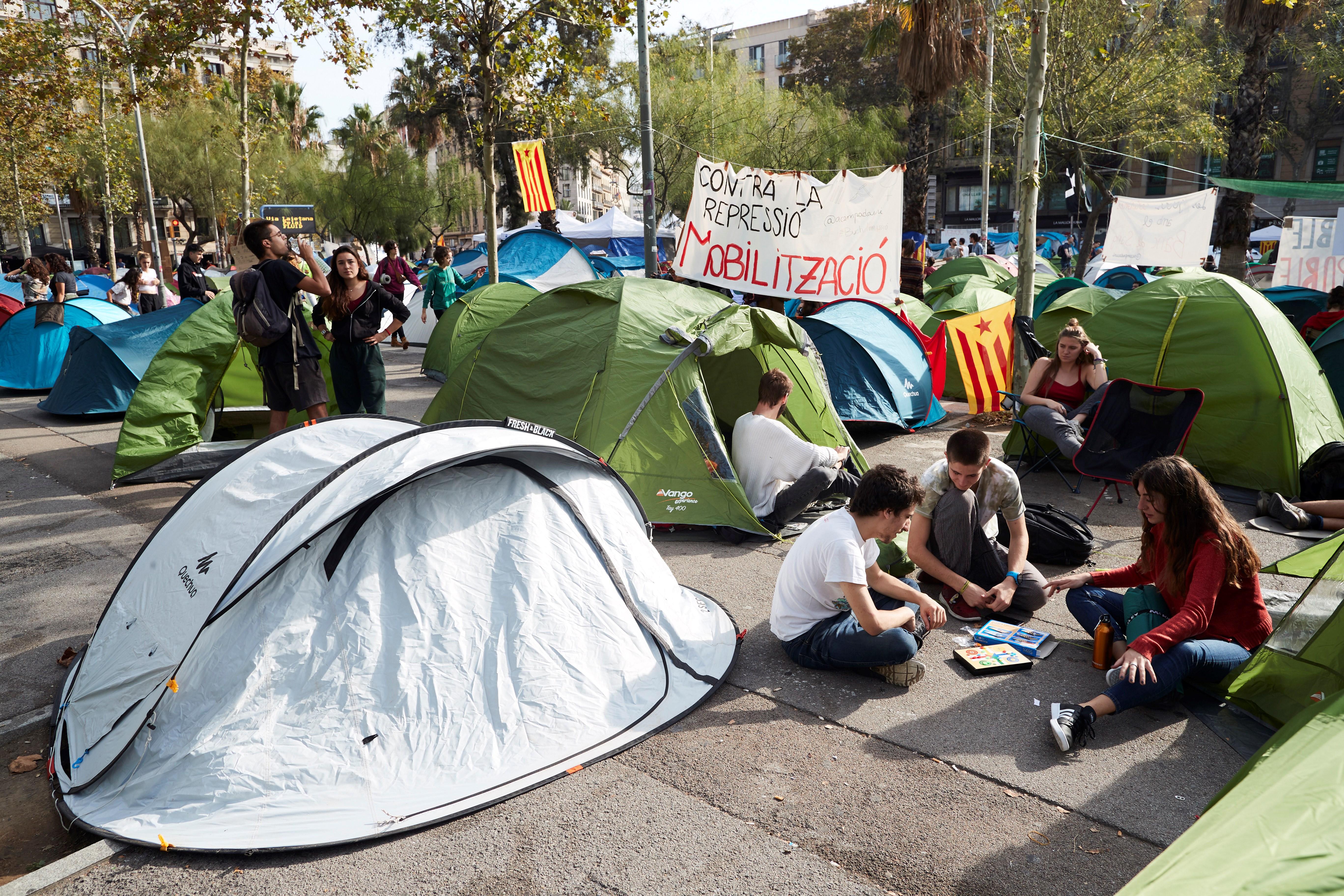 Els acampats a plaça Universitat compleixen una setmana "sense intenció" de marxar