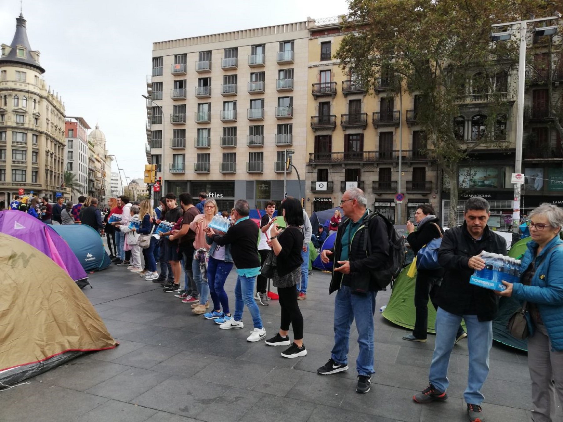 La solidaridad de vecinos refuerza la Acampada en plaza Universitat