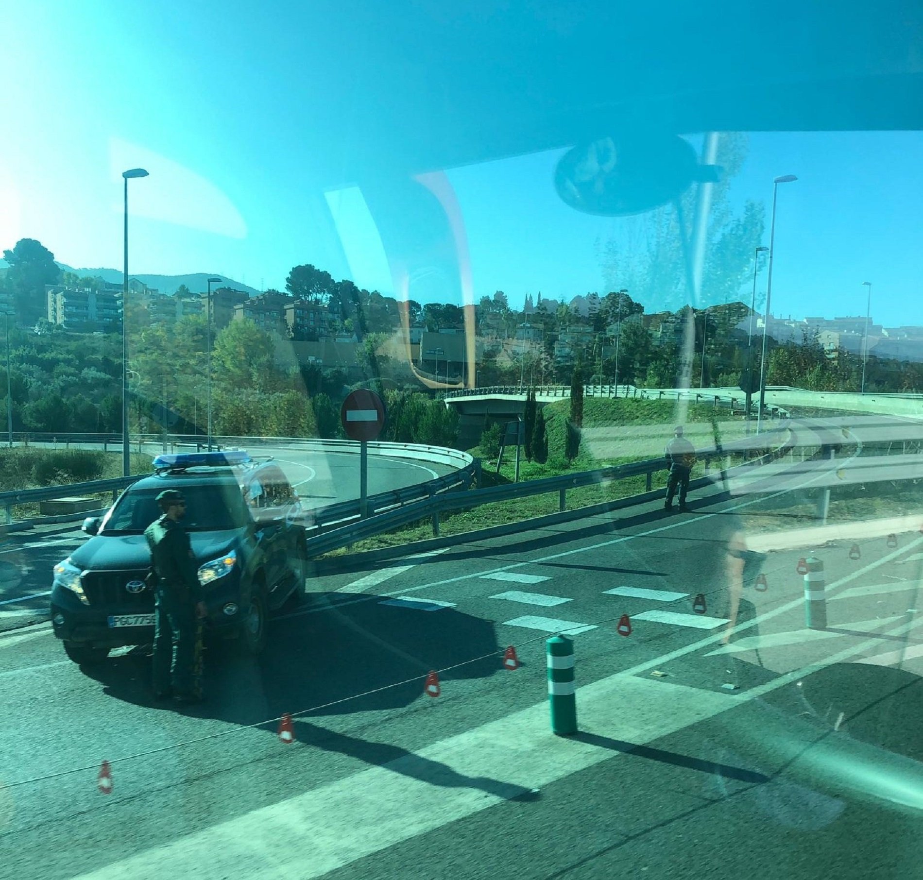 Guardias civiles con metralleta paran un autobús con militantes de ERC