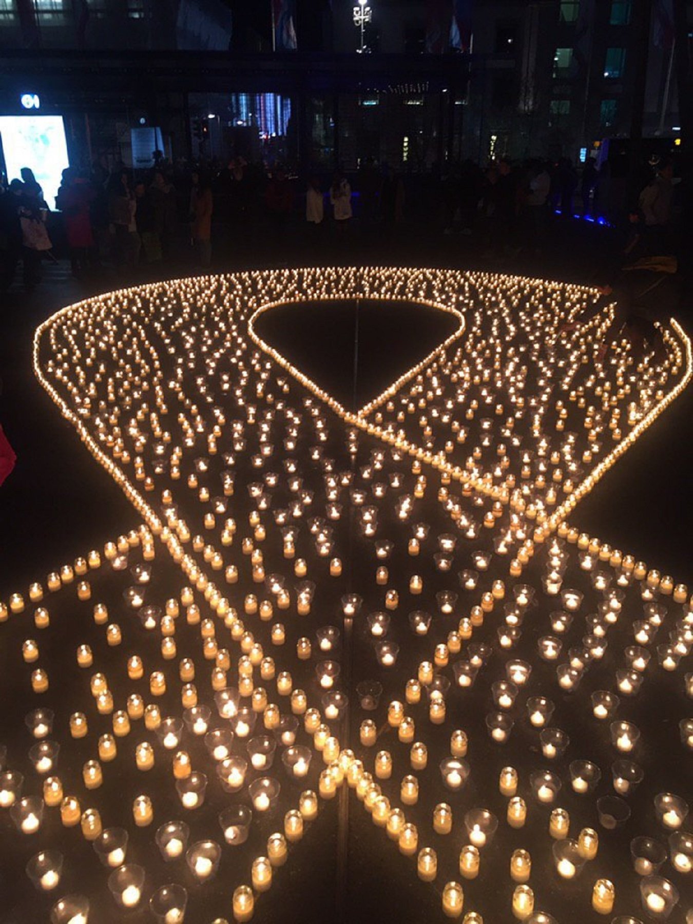 Cuatro mil velas iluminan un lazo amarillo en Lausana para los presos políticos