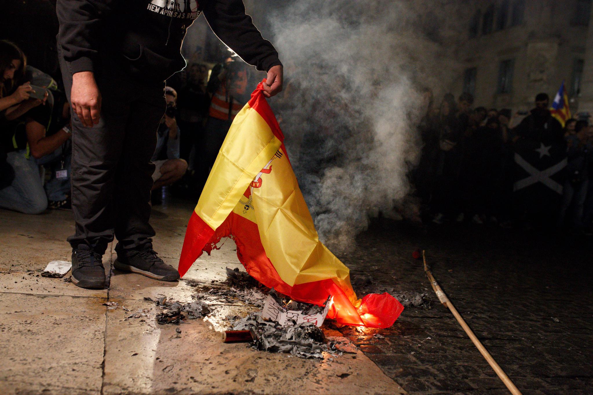 Arxiven la causa per cremar una bandera espanyola a Tarragona per l'1-O