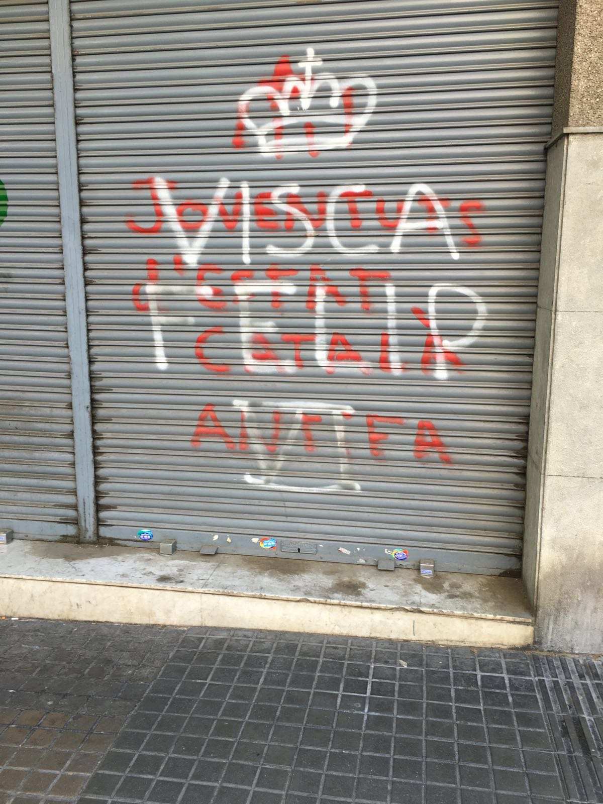 Pintada monárquica en Barcelona: 'Visca Felip VI'