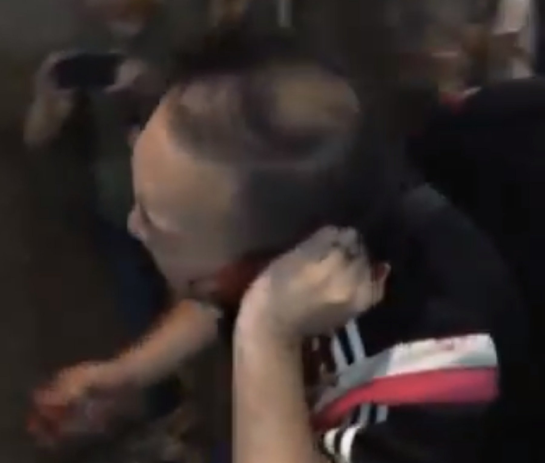 Un xinès arrenca d'una mossegada l'orella d'un polític de Hong Kong