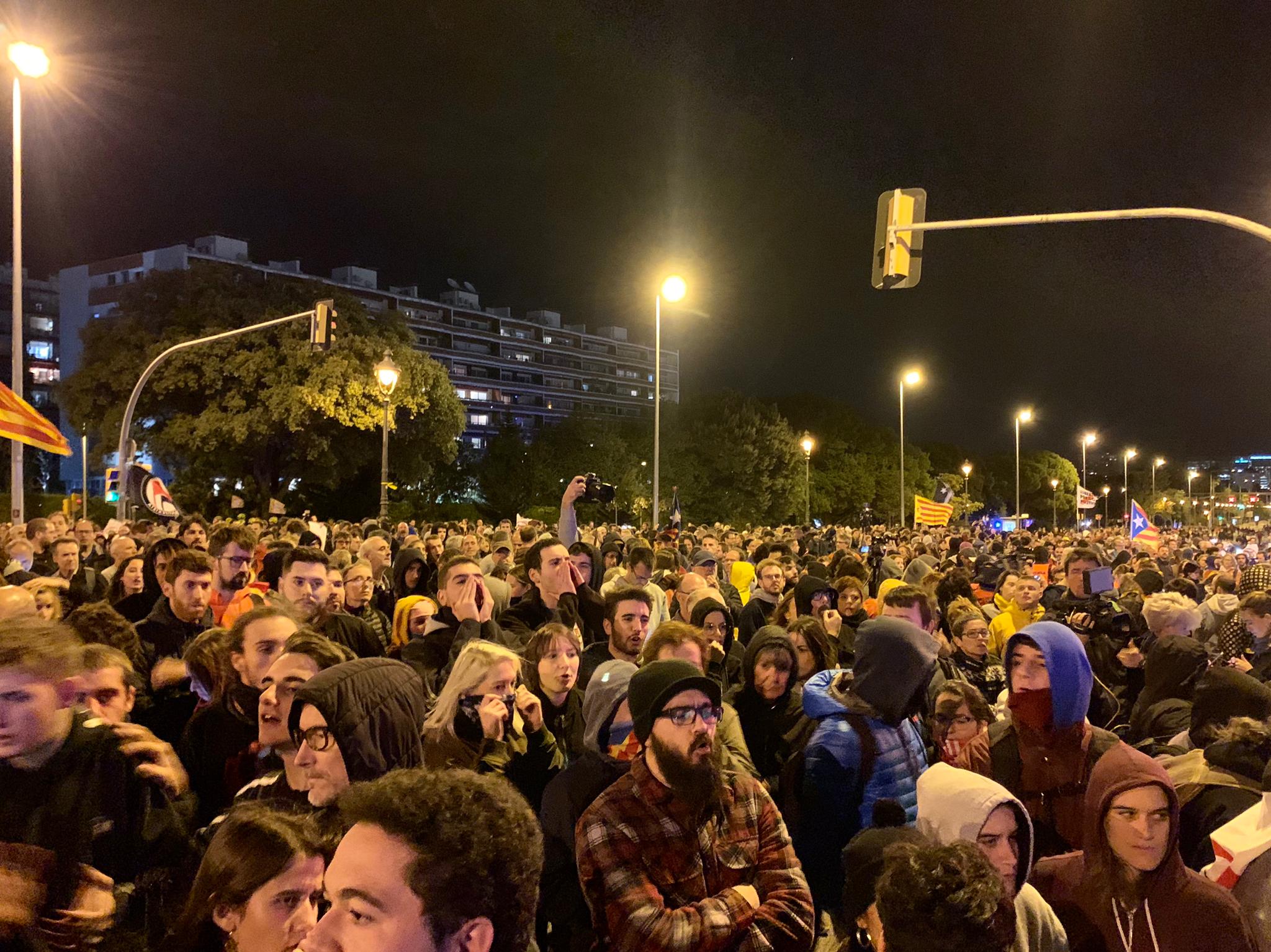 Cacerolada contra Felipe VI en medio de un gran despliegue policial