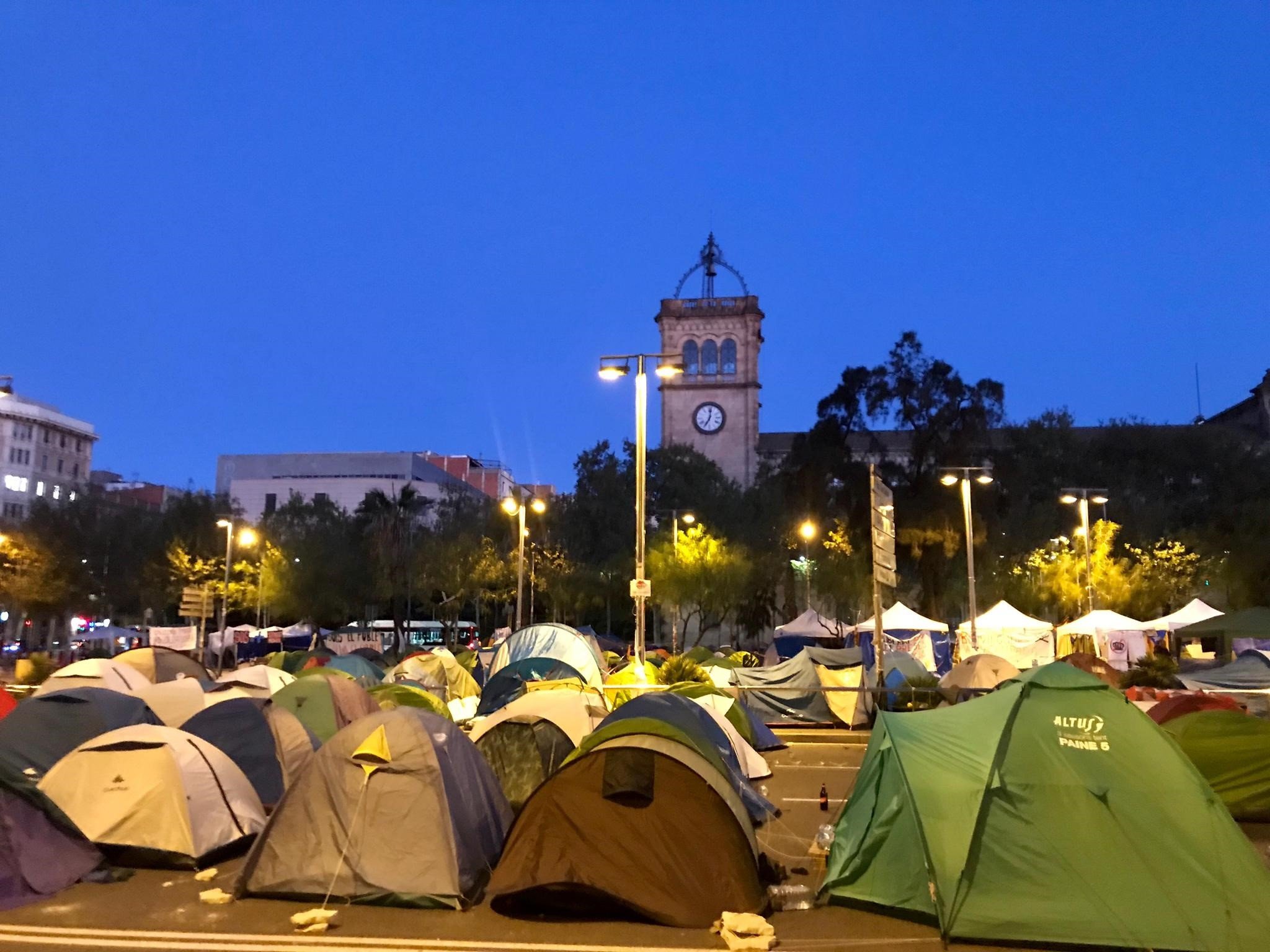 Els acampats d'Universitat no deixaran lliure l'espai central perquè Vox hi faci un acte