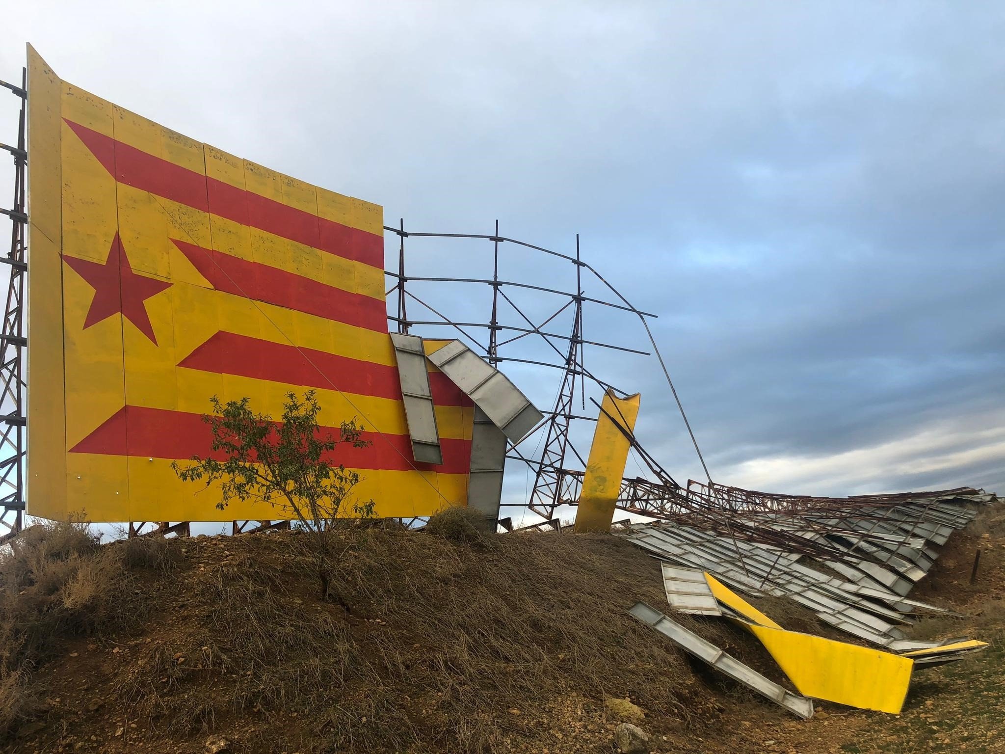 Un ataque fascista destroza el cartel 'Fem República' de Bellpuig