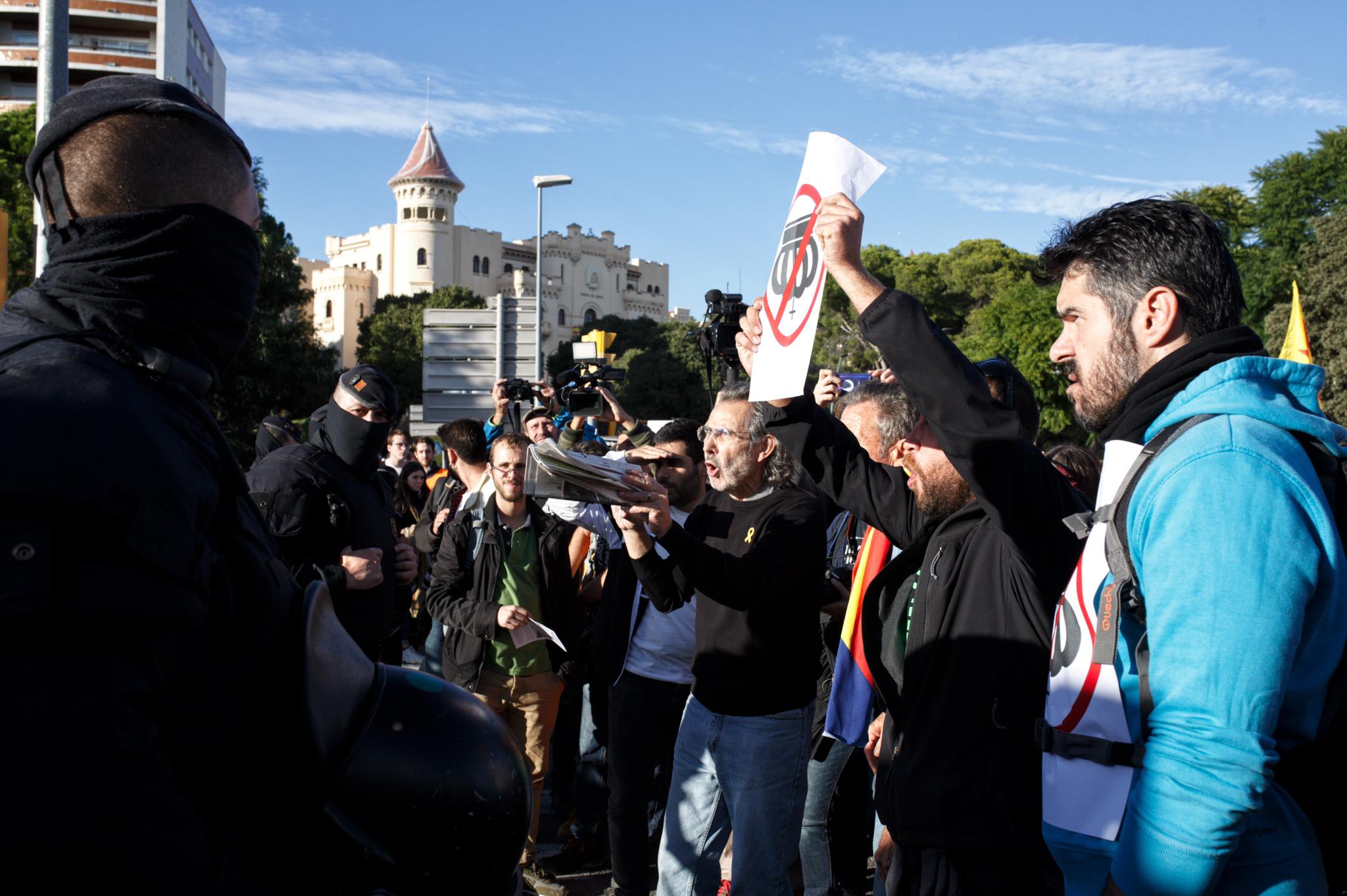 VÍDEO | Sonora xiulada als Mossos durant la manifestació contra el Rei
