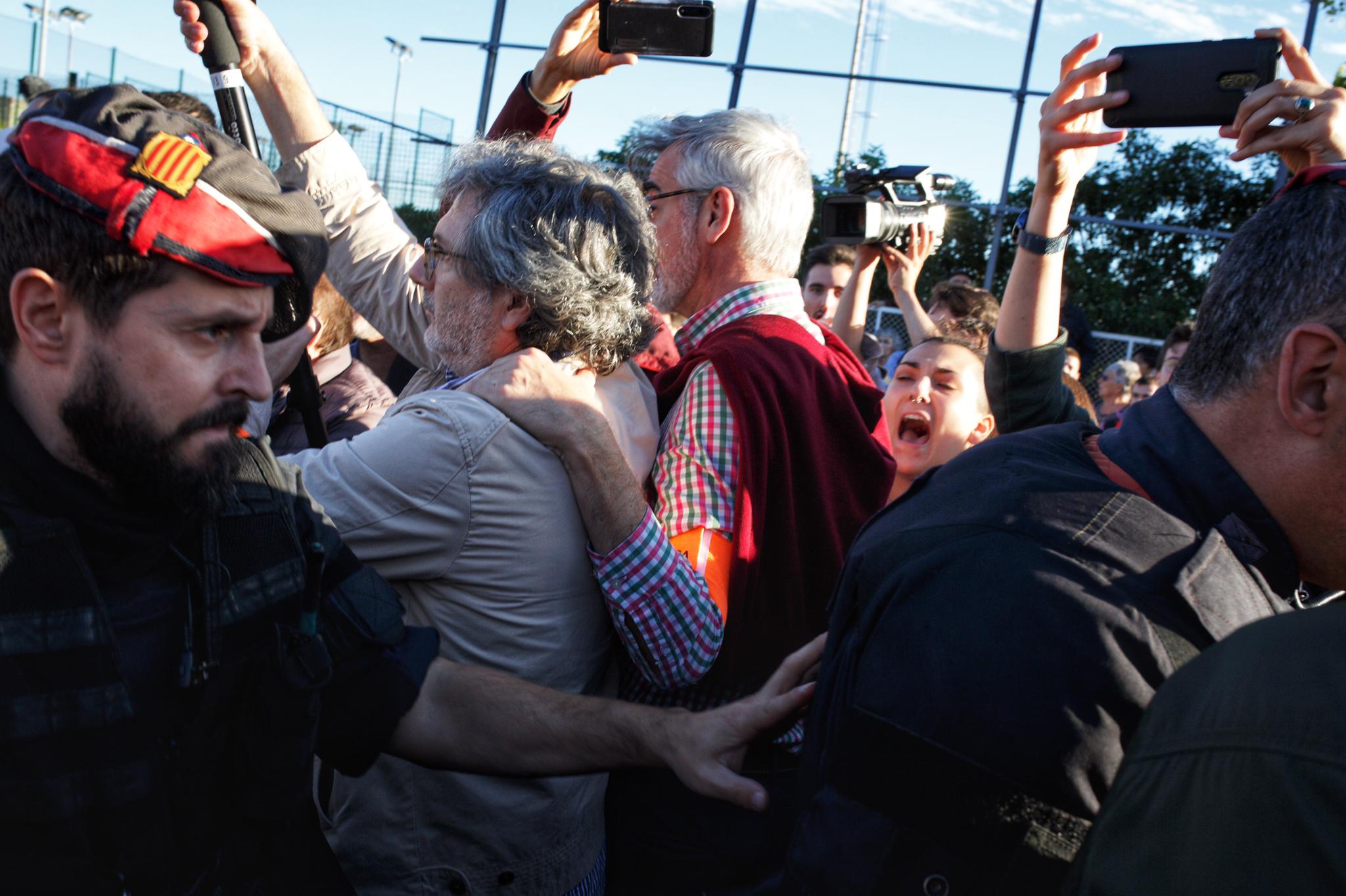 VÍDEO | Els manifestants no deixen entrar els convidats a l'acte del Rei