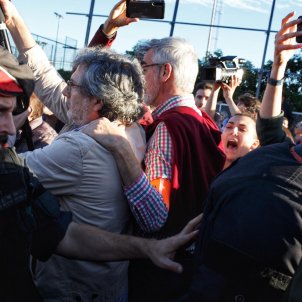 VÍDEO | Els manifestants no deixen entrar els convidats a l'acte del Rei